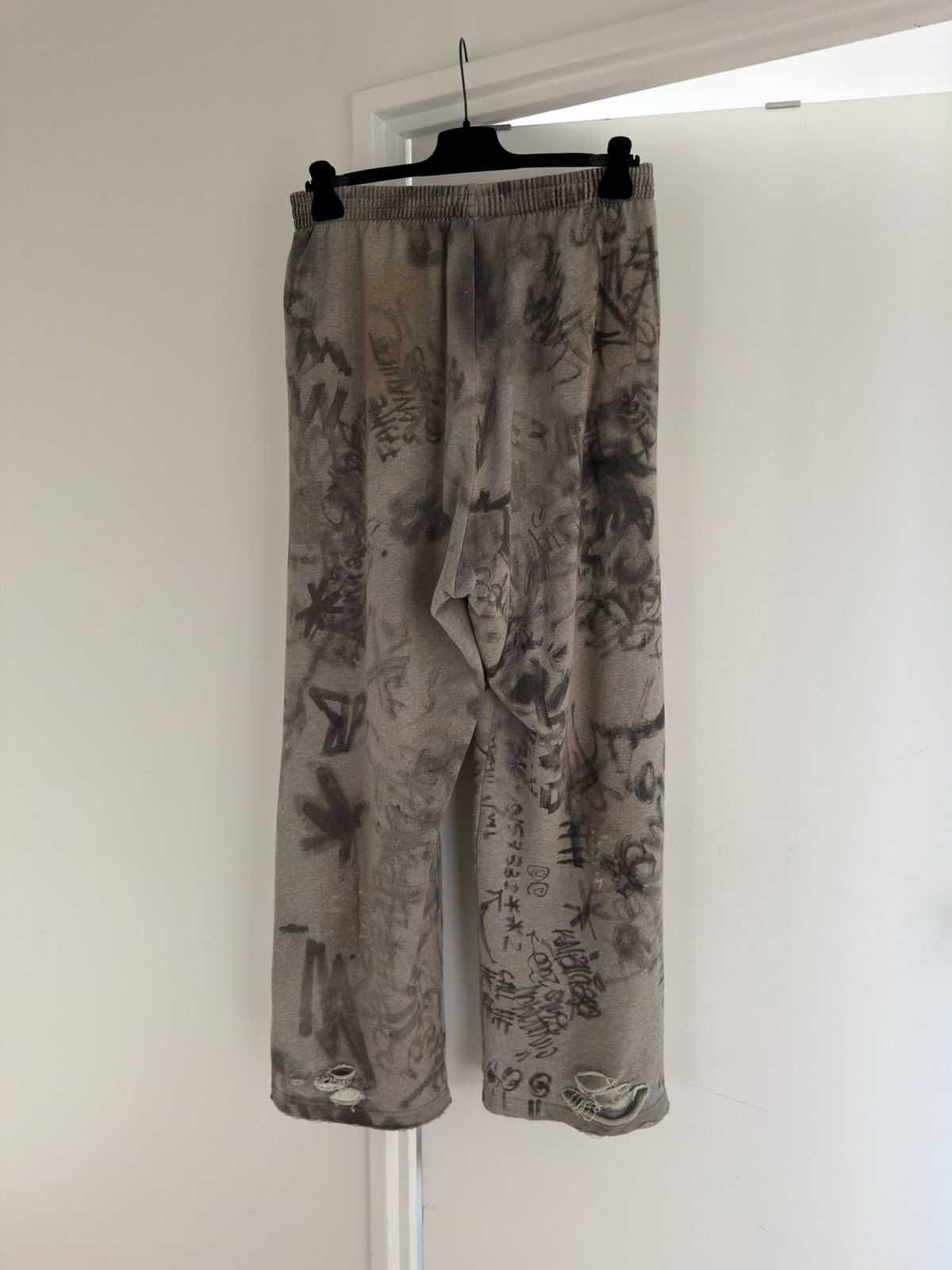 Balenciaga BALENCIAGA SS23 MUD SHOW GRAFFITI SKATER BAGGY SWEATPANTS Size US 32 / EU 48 - 5 Thumbnail
