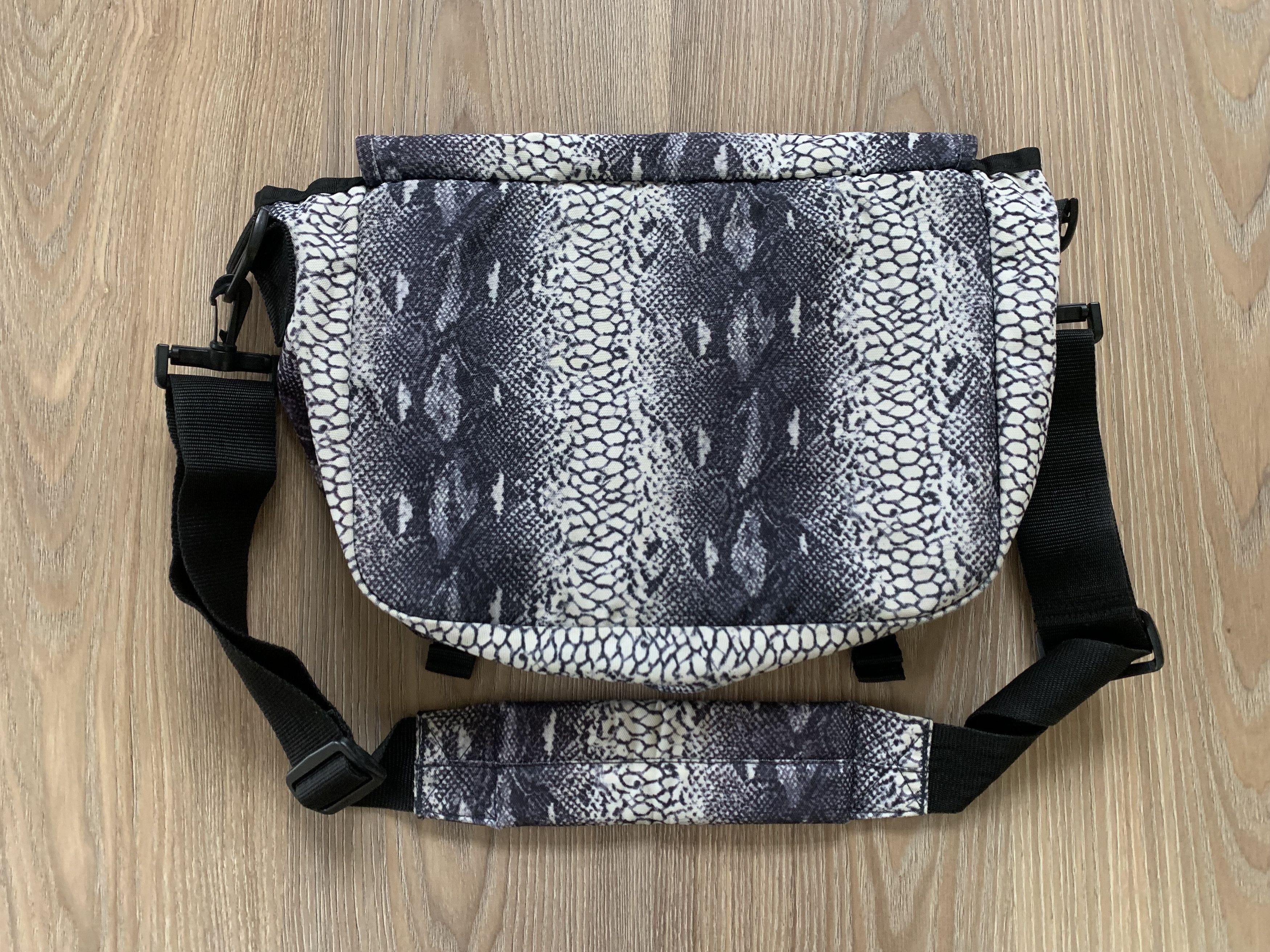 Eastpak Rare Eastpak Vintage Shoulder Bag Messenger Snake Print Size ONE SIZE - 3 Thumbnail