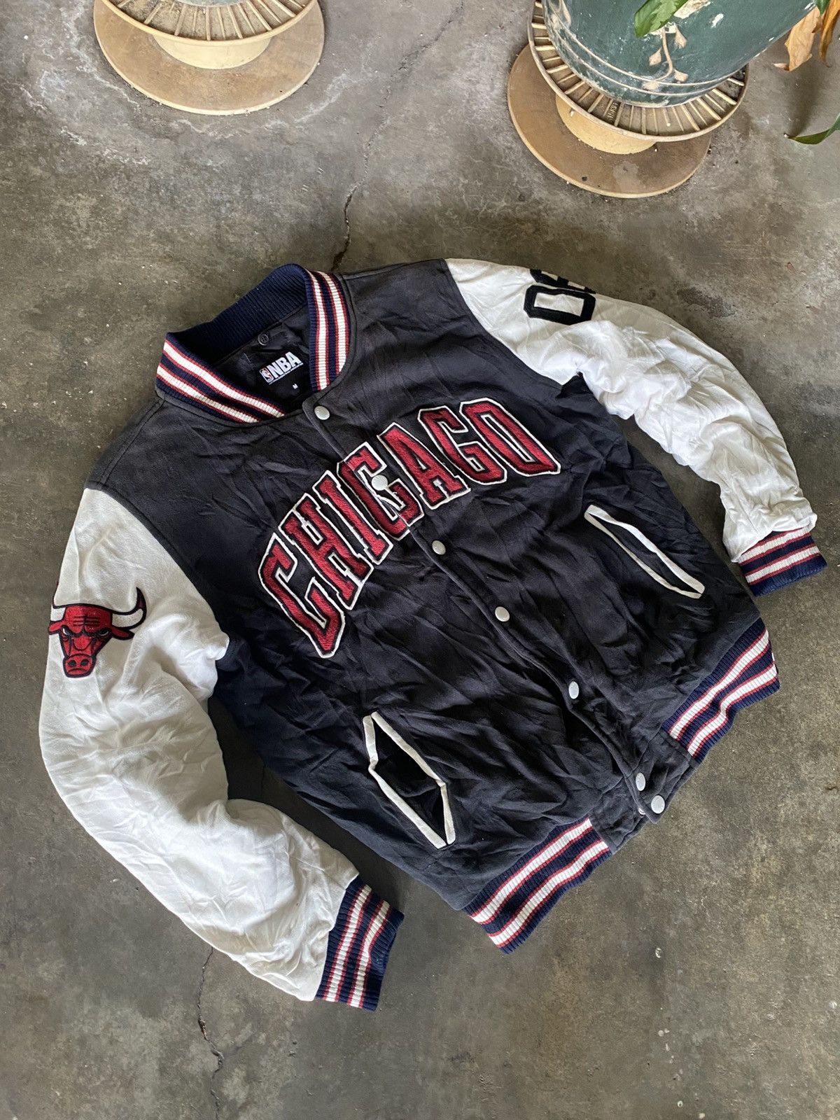 NBA VTG Chicago Bulls Backhit Bulls Varsity Jacket 🔥 Size US M / EU 48-50 / 2 - 8 Thumbnail