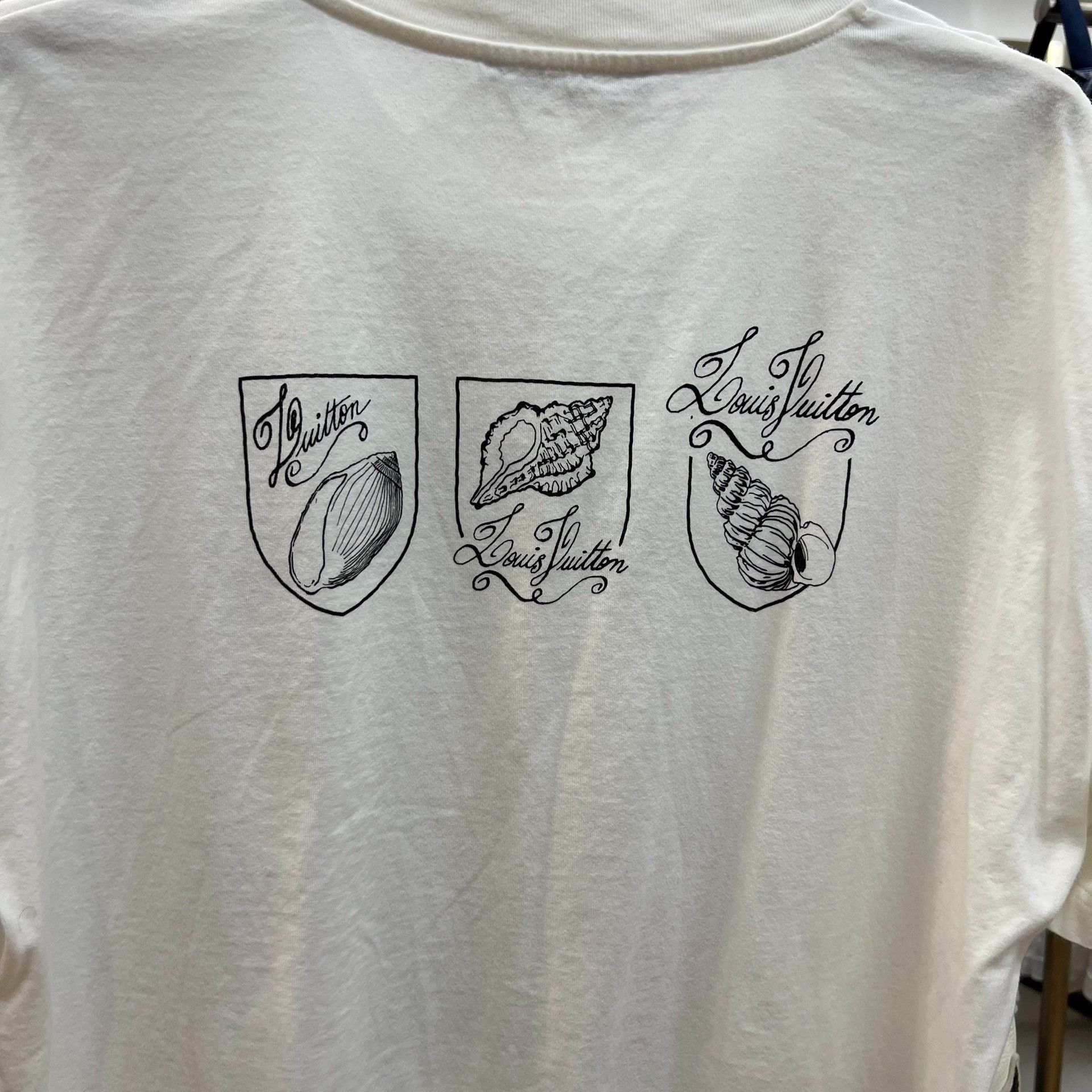 Louis Vuitton Louis Vuitton Letter Shell Print SS24 T-Shirt Size US XXL / EU 58 / 5 - 3 Thumbnail