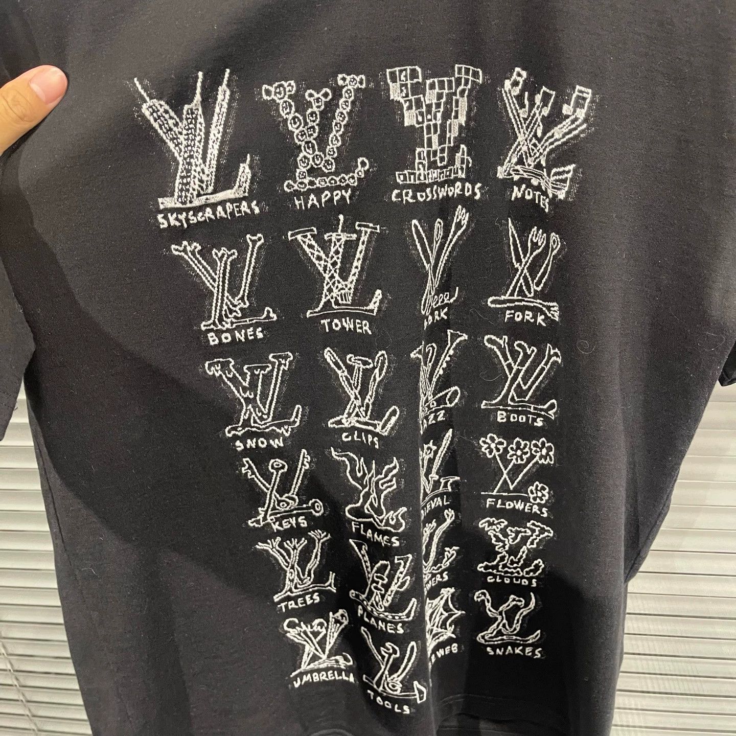 Louis Vuitton Louis Vuitton Hand Sign Multi-Element Logo Tee M Size US M / EU 48-50 / 2 - 3 Thumbnail