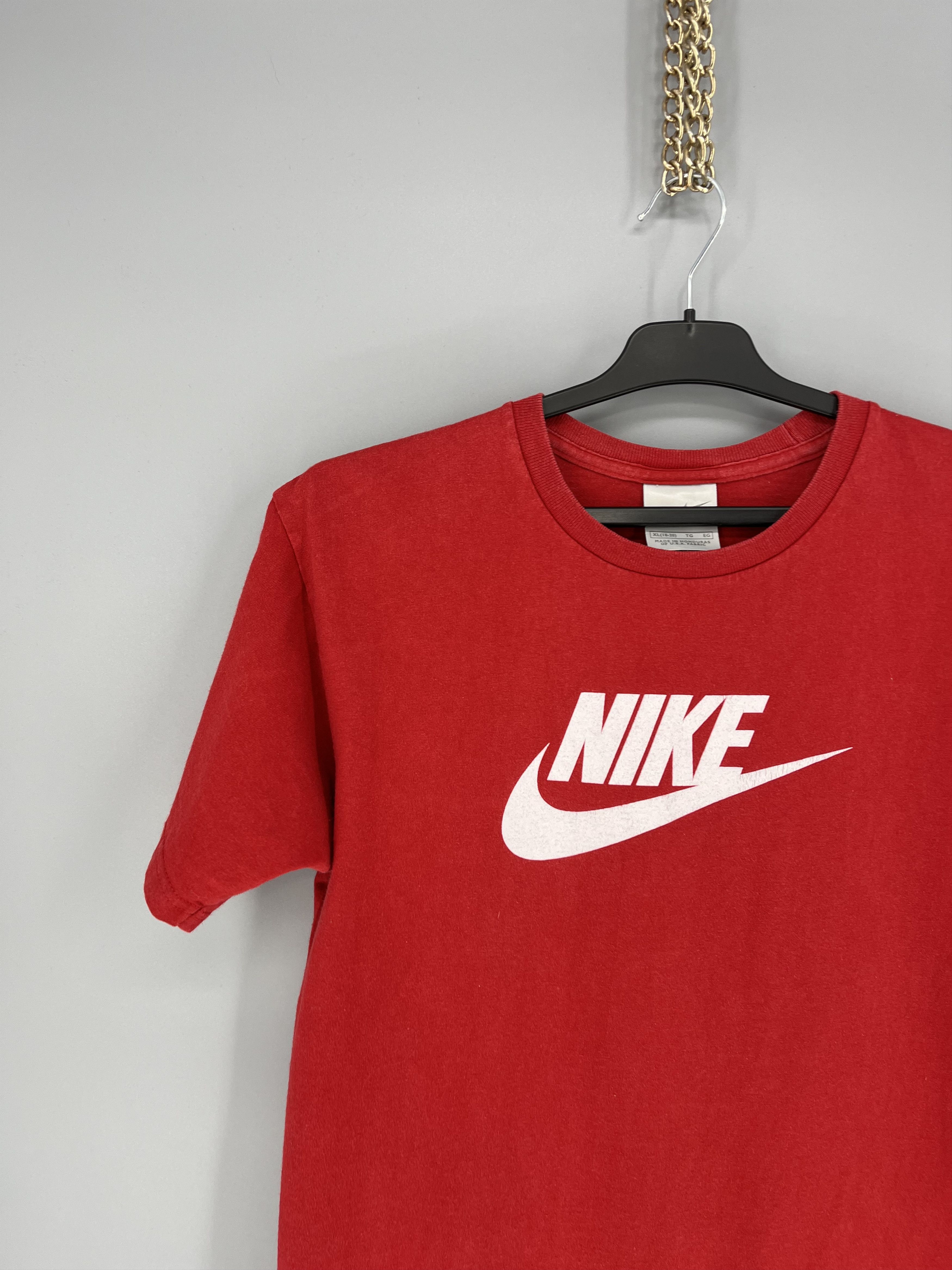 Nike Vintage Y2K Nike Center Swoosh Logo T-Shirt Size US L / EU 52-54 / 3 - 4 Thumbnail