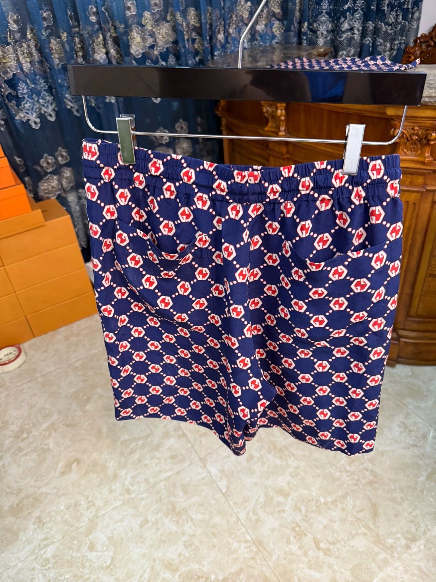 Gucci Gucci Oversized Silk Full Logo Shorts Size 44 Size US 28 / EU 44 - 2 Thumbnail