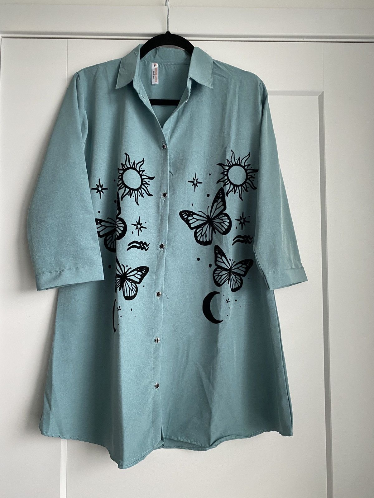 Other New No Iron Button Front shirt Womens Sz M Butterfly print Size M / US 6-8 / IT 42-44 - 1 Thumbnail