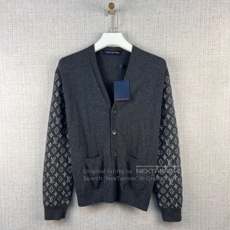 Louis Vuitton Louis Vuitton SS23 Logo panel V-neck single-breasted long- Size US S / EU 44-46 / 1 - 1 Thumbnail