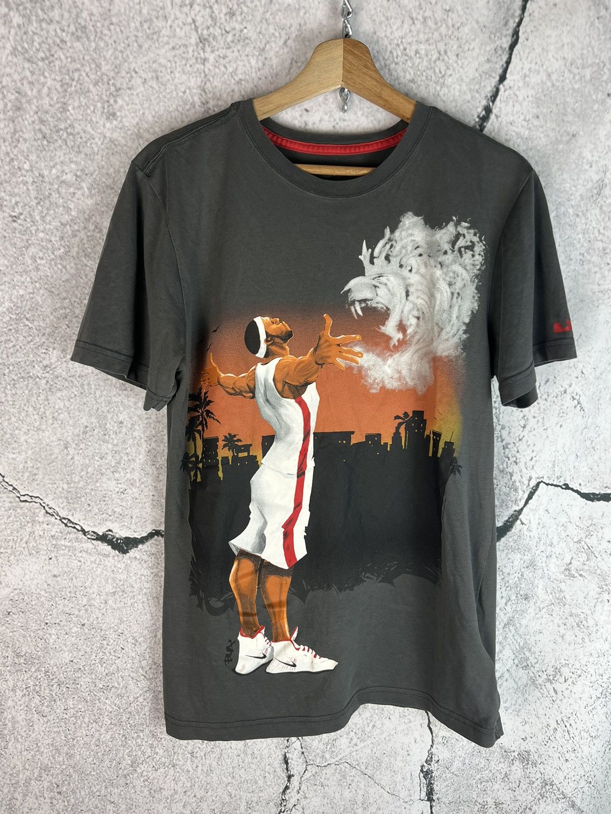 Vintage Vintage Nike LeBron James T-Shirt Size US S / EU 44-46 / 1 - 1 Thumbnail