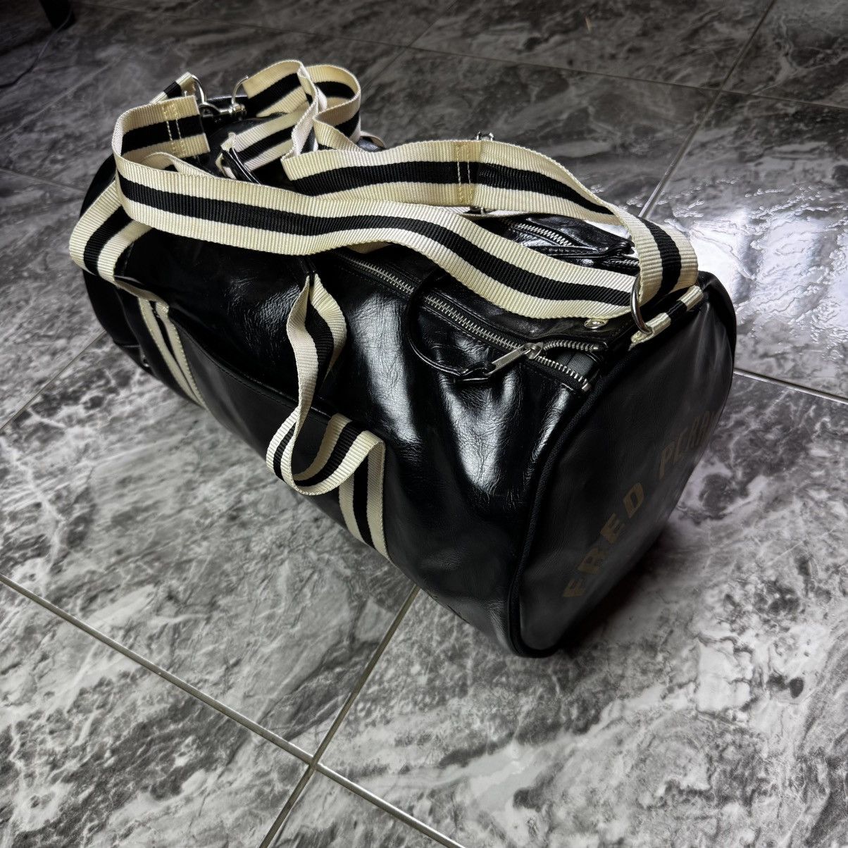 Fred Perry FRED PERRY CLASSIC BARREL BAG - BLACK/WHITE Size ONE SIZE - 2 Thumbnail