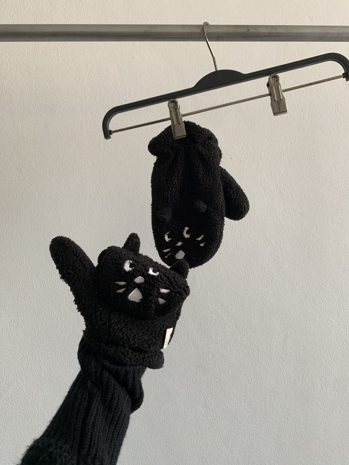 Ne-Net Ne-net Fuzzy Cat Gloves by Issey Miyake Size ONE SIZE - 11 Thumbnail