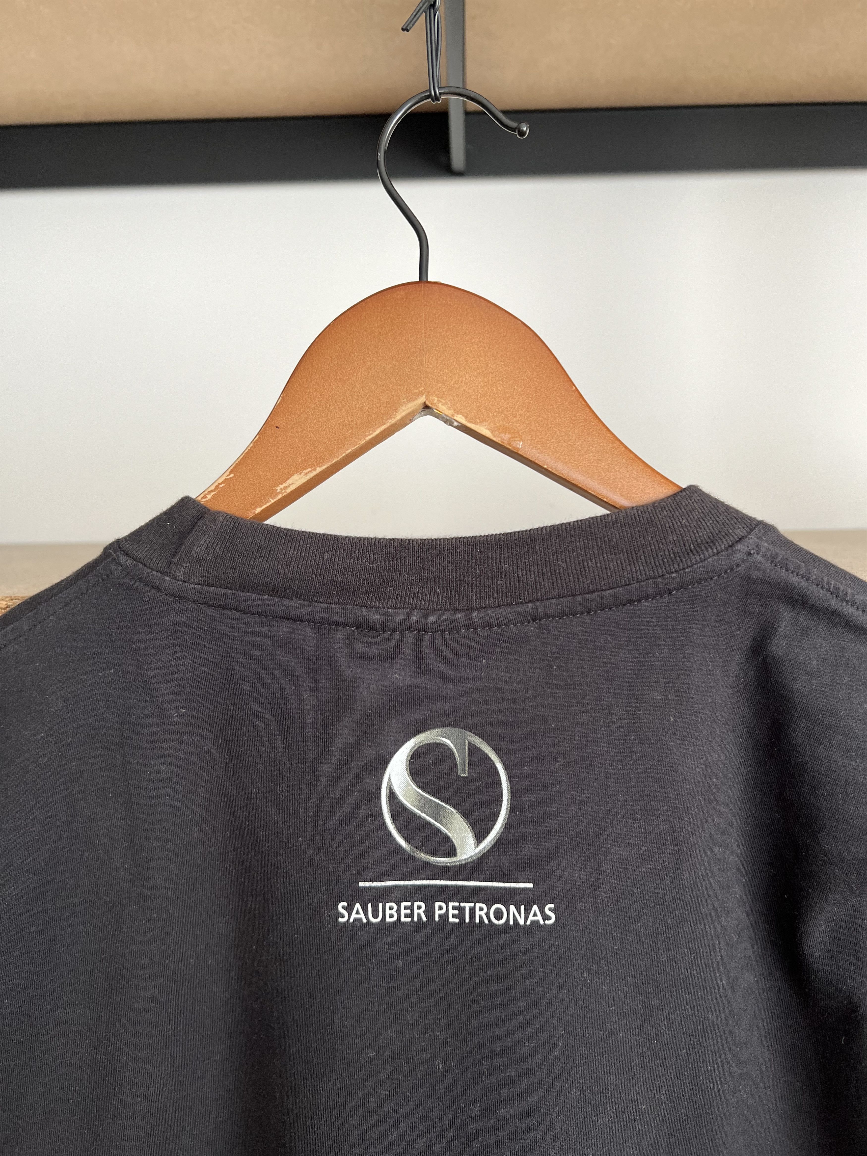 Formula 1 Vintage 2000s Sauber Petronas Malaysia F1 Formula 1 T-shirt Size US XL / EU 56 / 4 - 13 Thumbnail