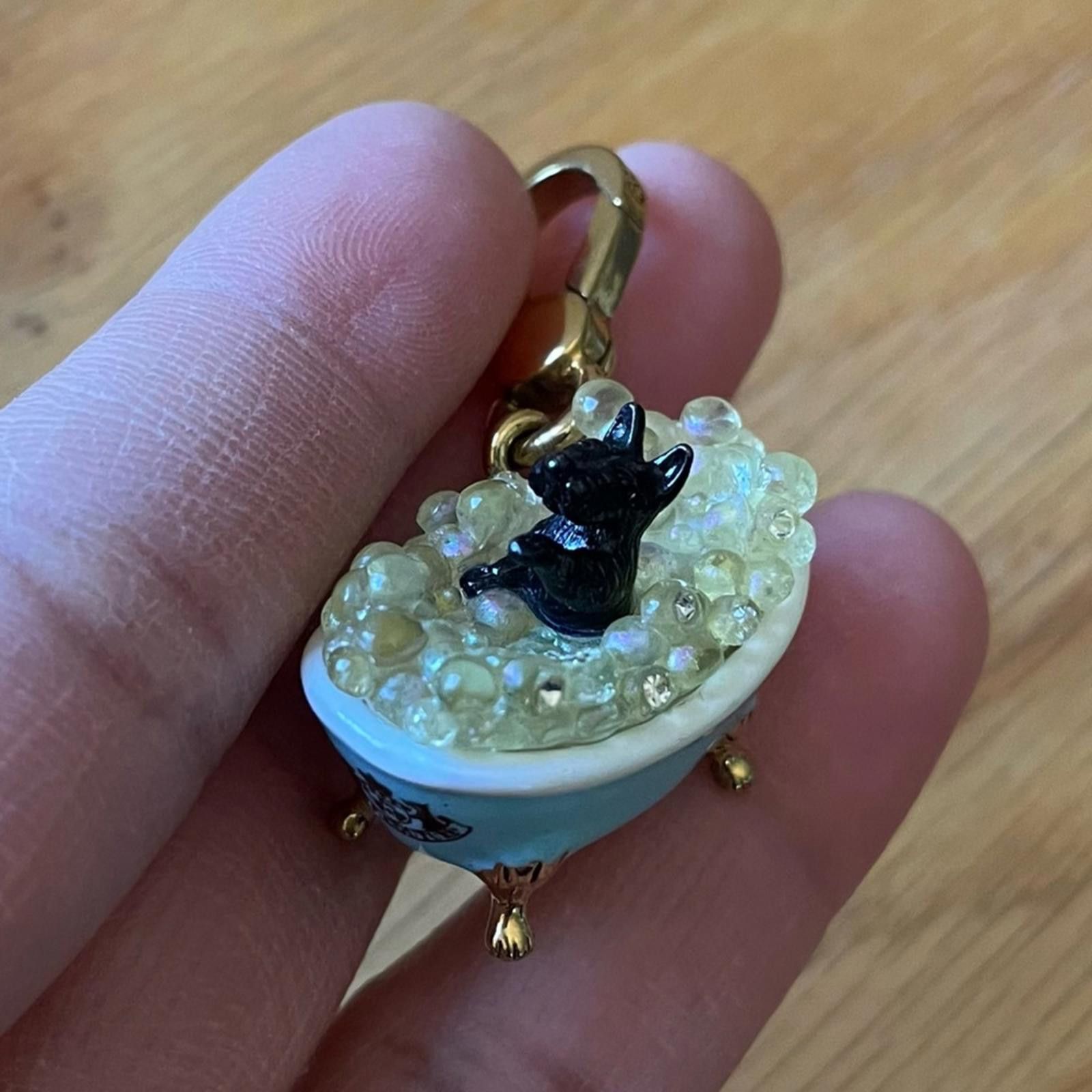 Juicy Couture Jeans Rare Juicy Couture Bubble Bath Tub Yorkie Pulsera Charm EUC Size ONE SIZE - 4 Thumbnail