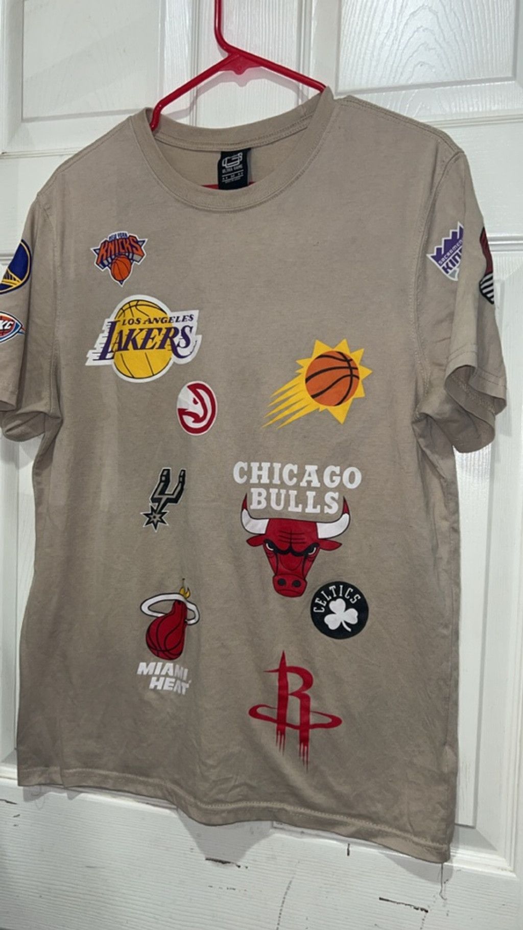 NBA Men's Ultra Game NBA Logo Patch Short Sleeve Tee M Beige Red Size US M / EU 48-50 / 2 - 2 Thumbnail