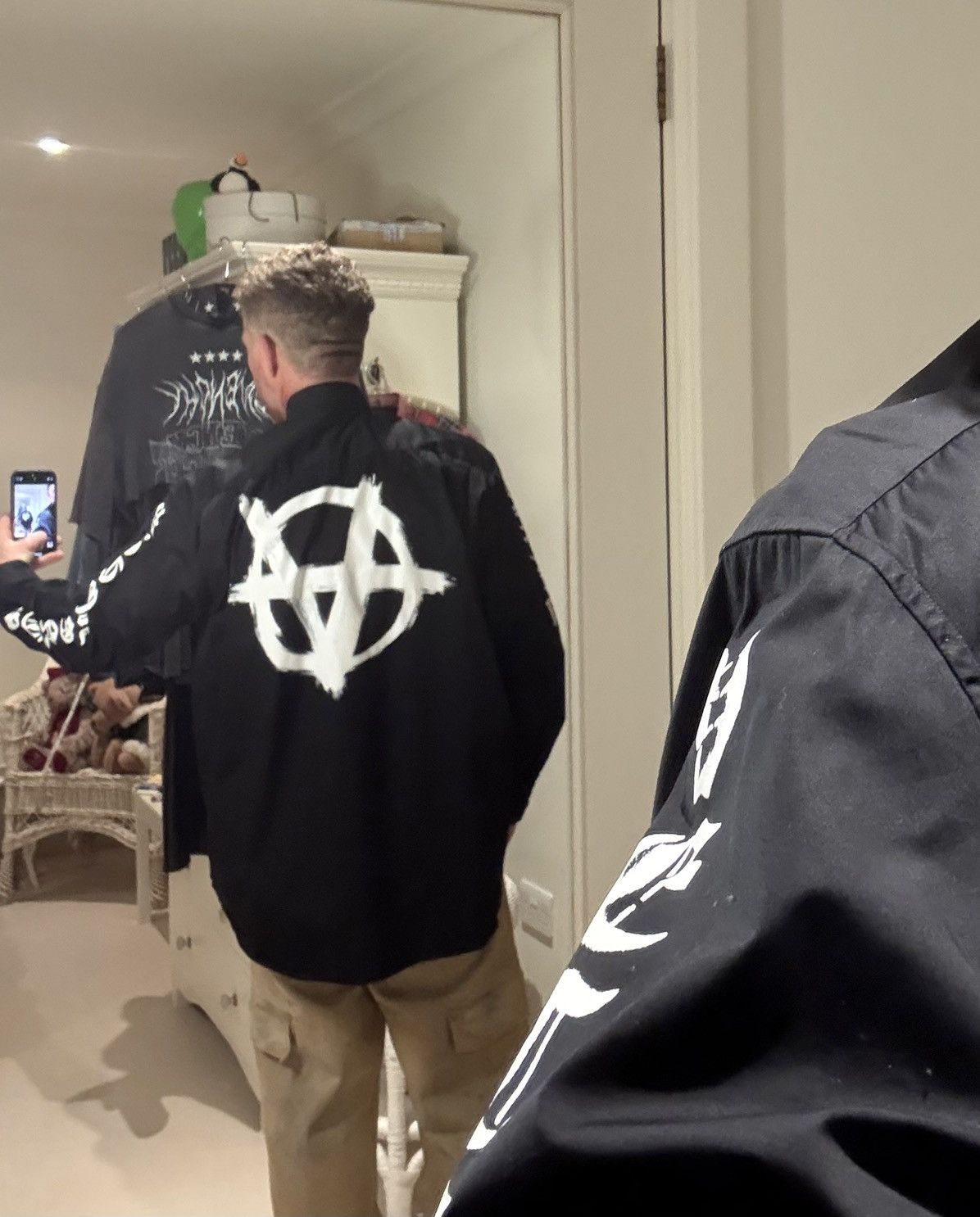 Vetements Vetements double anarchy oversized logo black white shirt Size US S / EU 44-46 / 1 - 4 Thumbnail