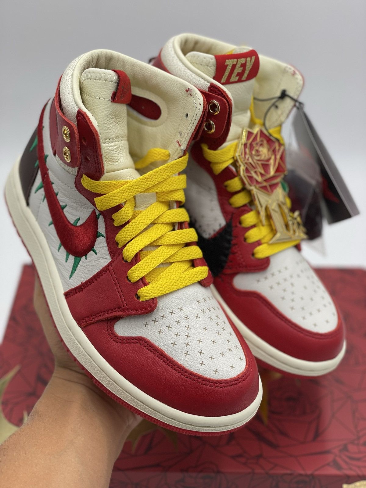 Jordan Brand × Nike Teyana Taylor x Wmns Air Jordan 1 Size US 5 / IT 35 - 7 Thumbnail