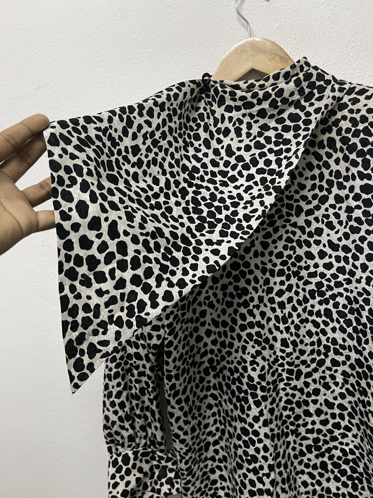 Yves Saint Laurent 1990s YVES SAINT LAURENT CHEMISIERS WHITE LEOPARD BUTTON UP Size M / US 6-8 / IT 42-44 - 14 Thumbnail
