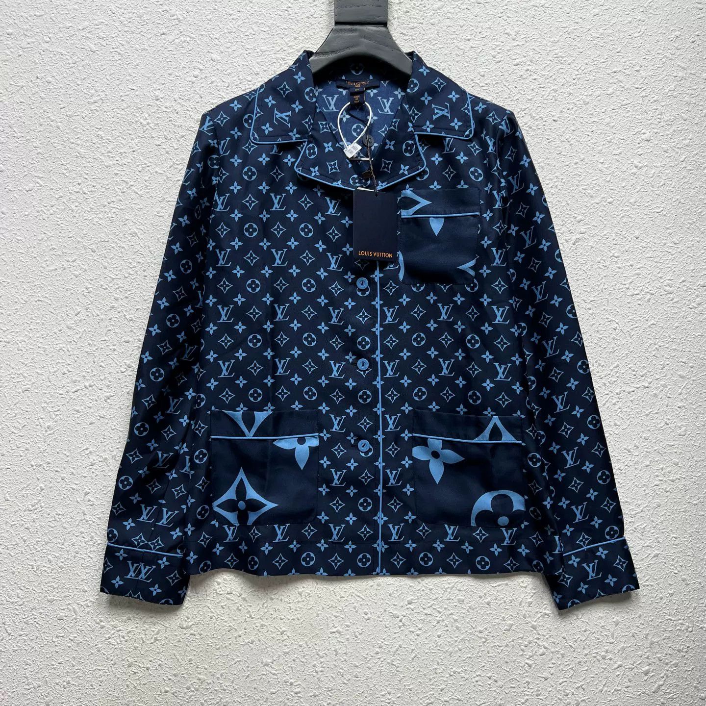 Louis Vuitton Louis Vuitton Monogram Silk Button Up Size 34 Size XS / US 0-2 / IT 36-38 - 1 Thumbnail