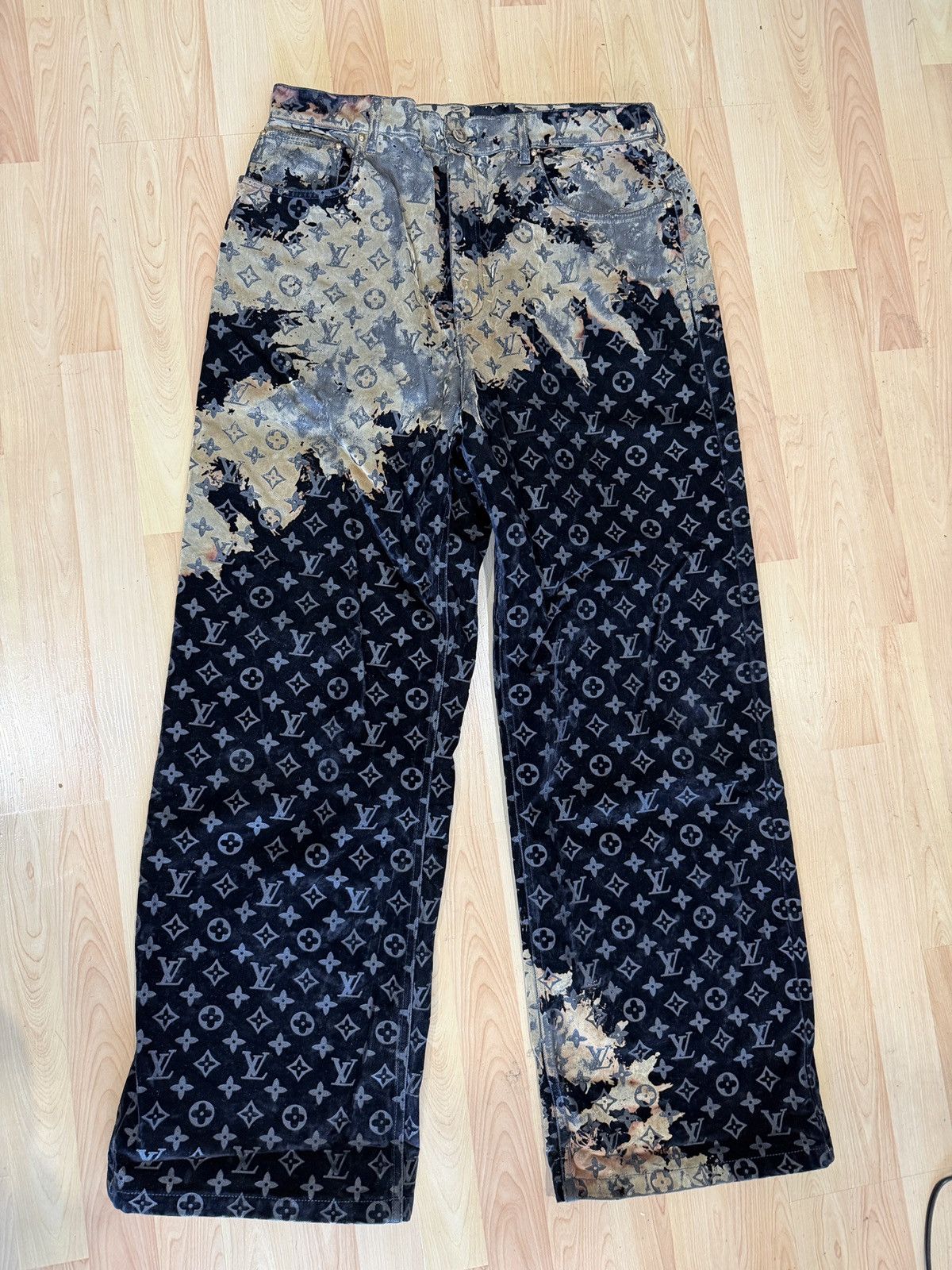 Louis Vuitton Louis Vuitton Suede Faded Fire Cloud pants Size US 34 / EU 50 - 1 Thumbnail