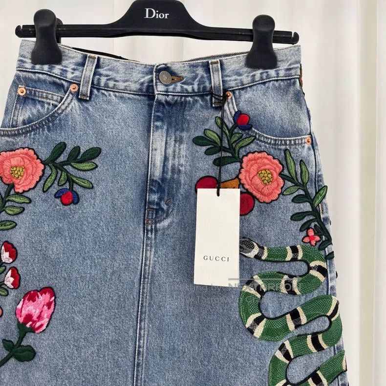 Gucci Gucci Embroidered floral multi-element denim skirt Size 26" / US 2 / IT 38 - 3 Thumbnail