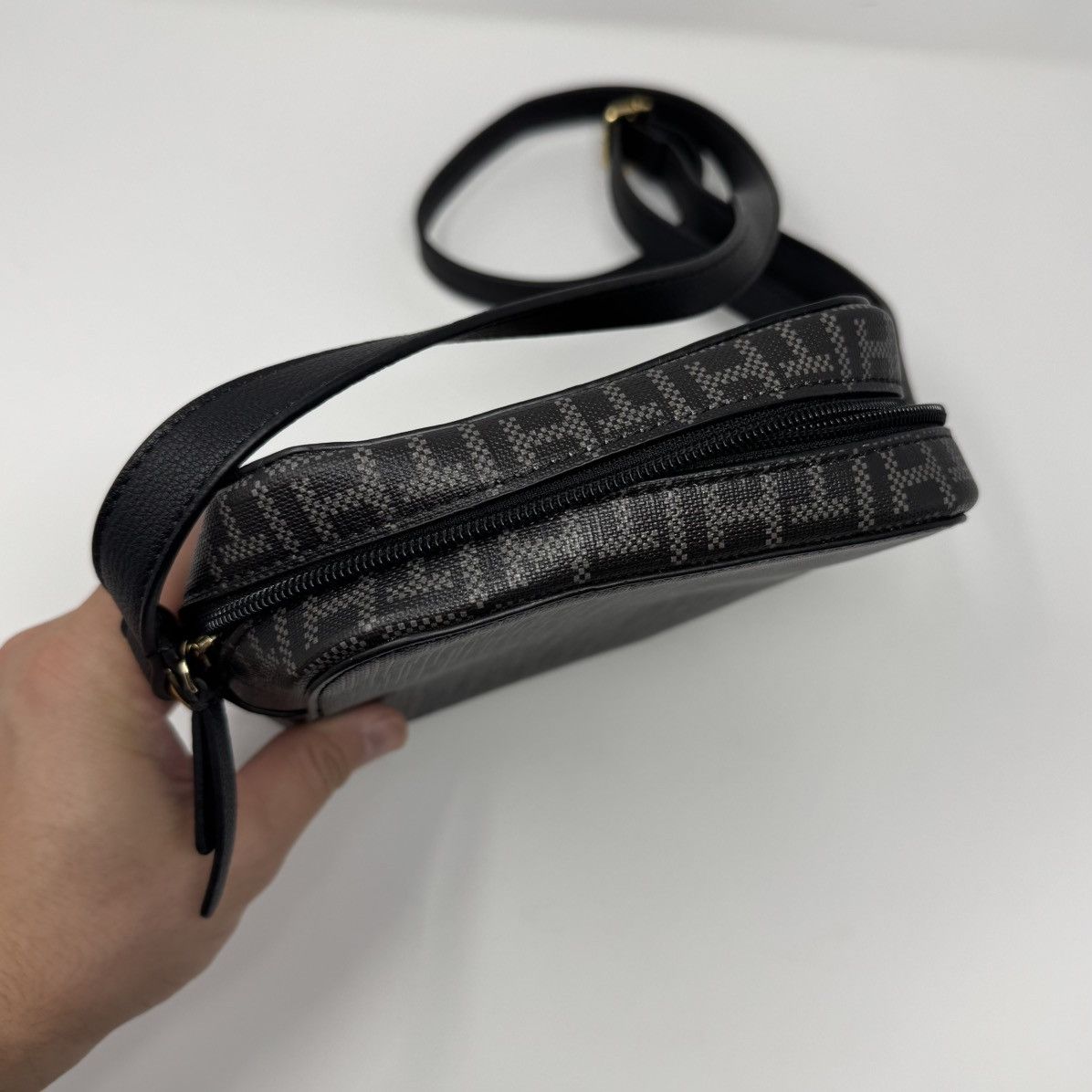 Tommy Hilfiger NWT Tommy Hilfiger Crossbody Monogram Women's Bag Size ONE SIZE - 7 Thumbnail