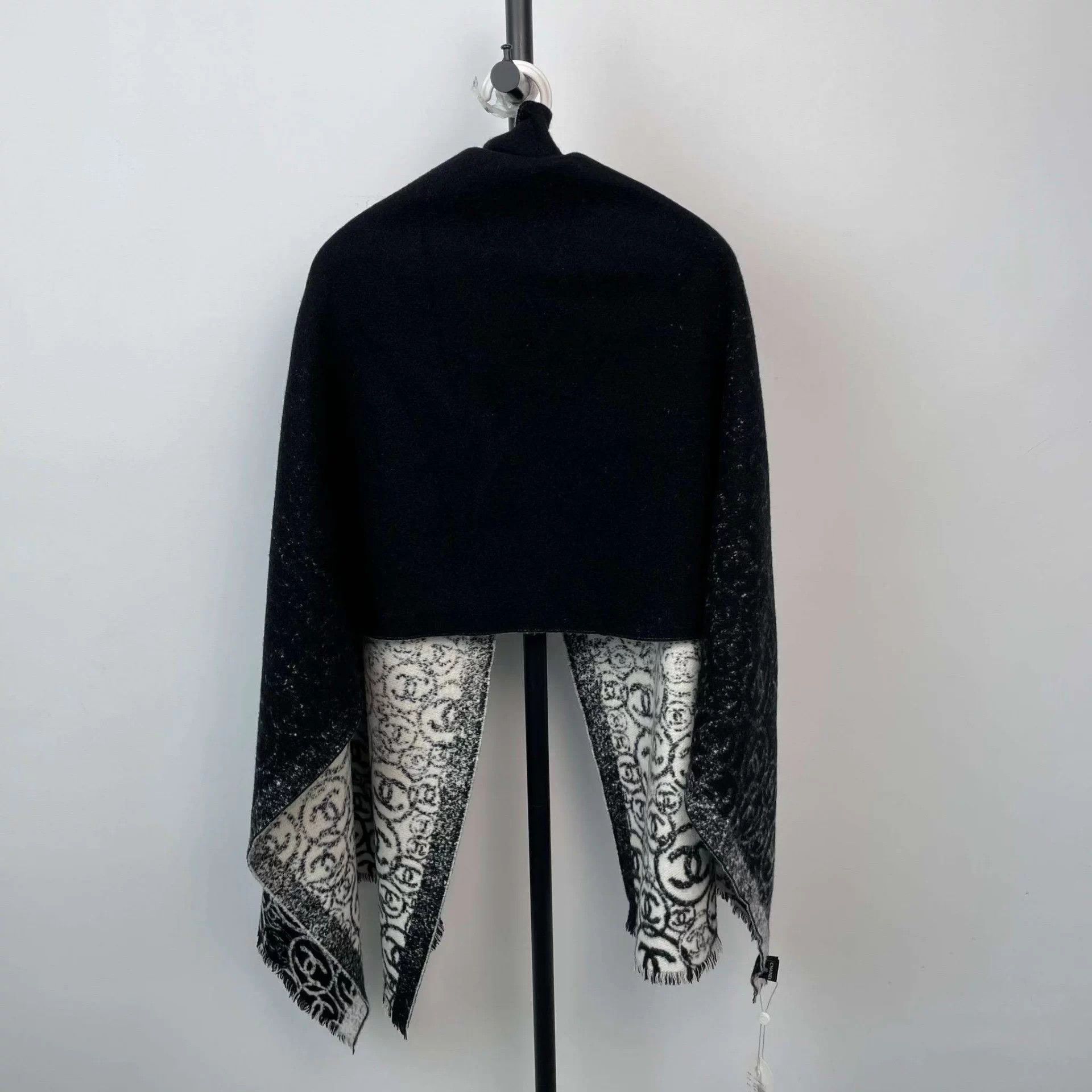 Chanel Chanel 200/70 cashmere scarf black white full print logo Size ONE SIZE - 3 Thumbnail