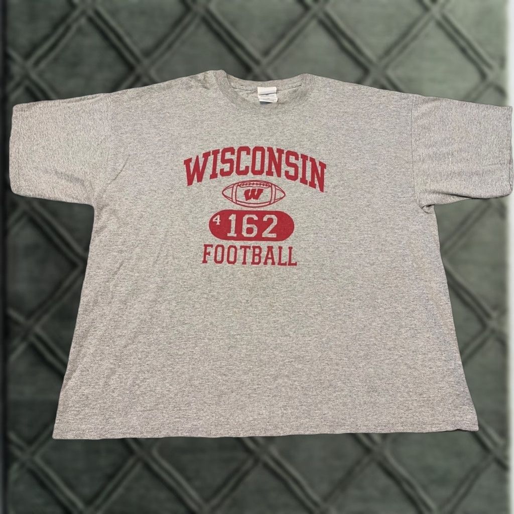 Gildan VINTAGE University Of Wisconsin Badgers Football Gray T-Shirt 2XL Mens Gildan Regular Size Gray University 90s/Concert (if applicable) Size US XXL / EU 58 / 5 - 1 Thumbnail