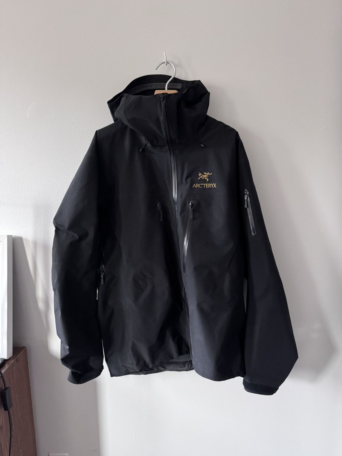 【送料無料】ARC'TERYX Alpha SV 24k GORE-TEX XL Arc'teryx Alpha SV Jacket 24K Black Men's - FW22 - US