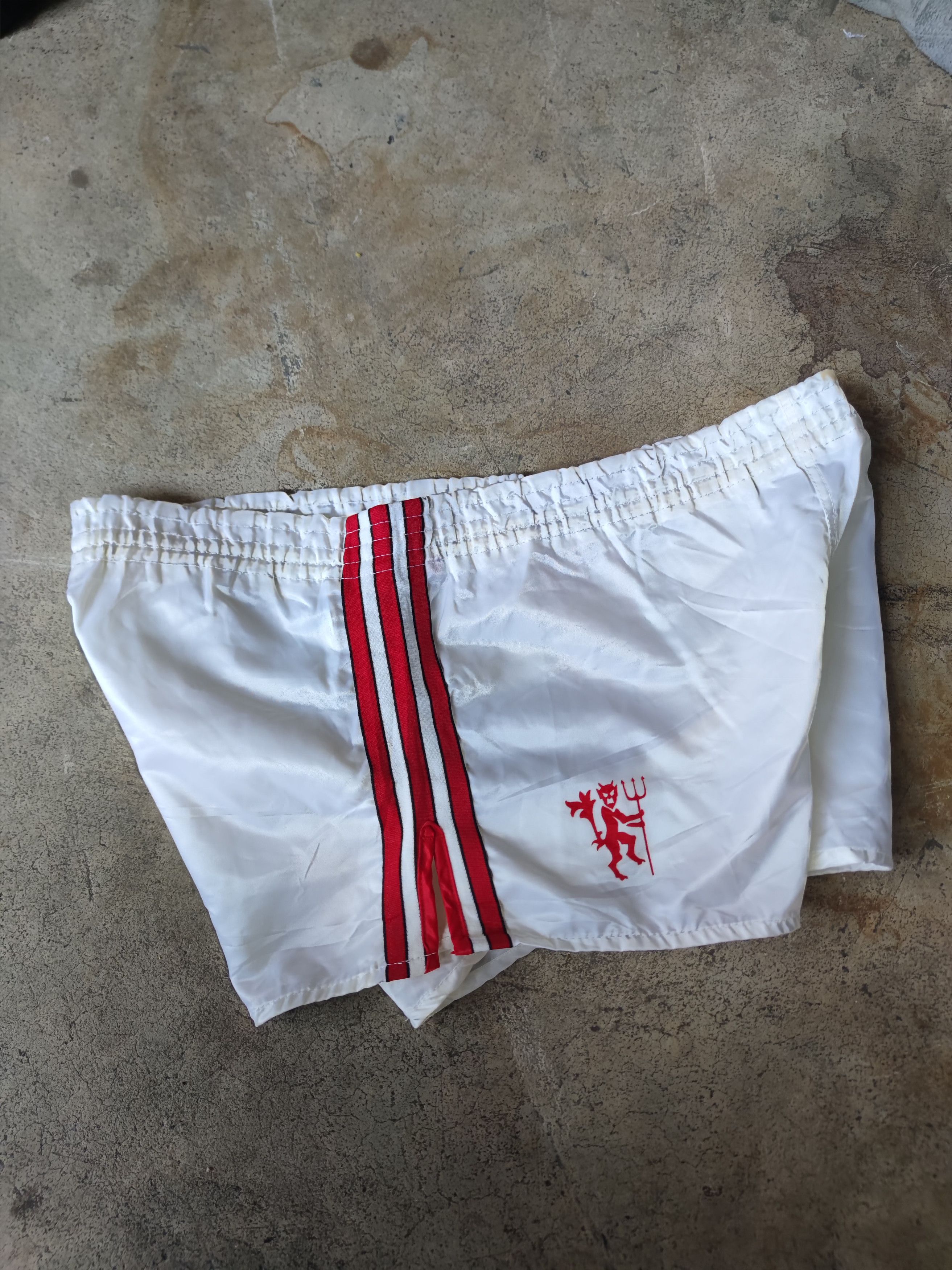 Adidas Vintage 86-88 Adidas Manchester United Home football shorts Size US 34 / EU 50 - 4 Thumbnail