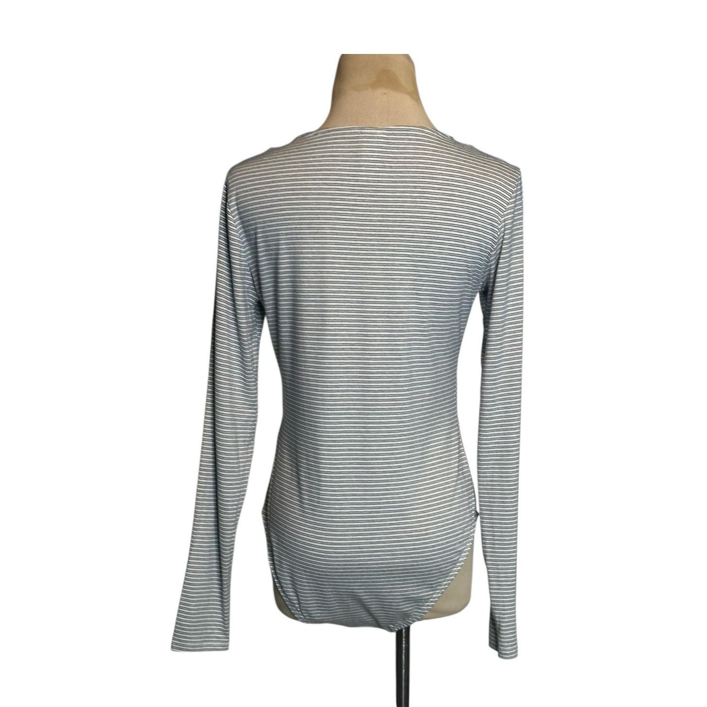 H&M H&M white blue long sleeves bodysuit size Medium Size M / US 6-8 / IT 42-44 - 2 Thumbnail