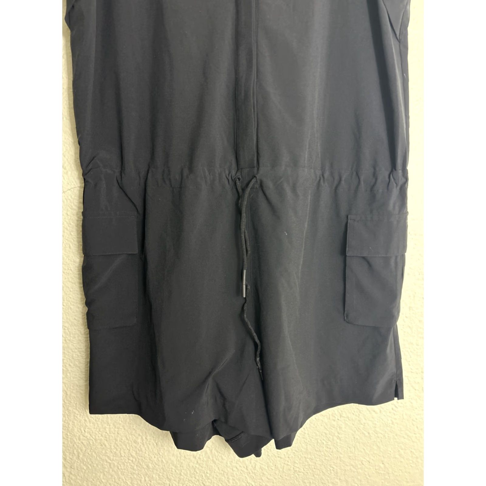 Athleta Athleta Romper Women's 12 Black Cap Sleeve Short Sleeve 3.5" Inseam Semi-Fitted One-Piece Size 34" / US 12 / IT 48 - 4 Thumbnail