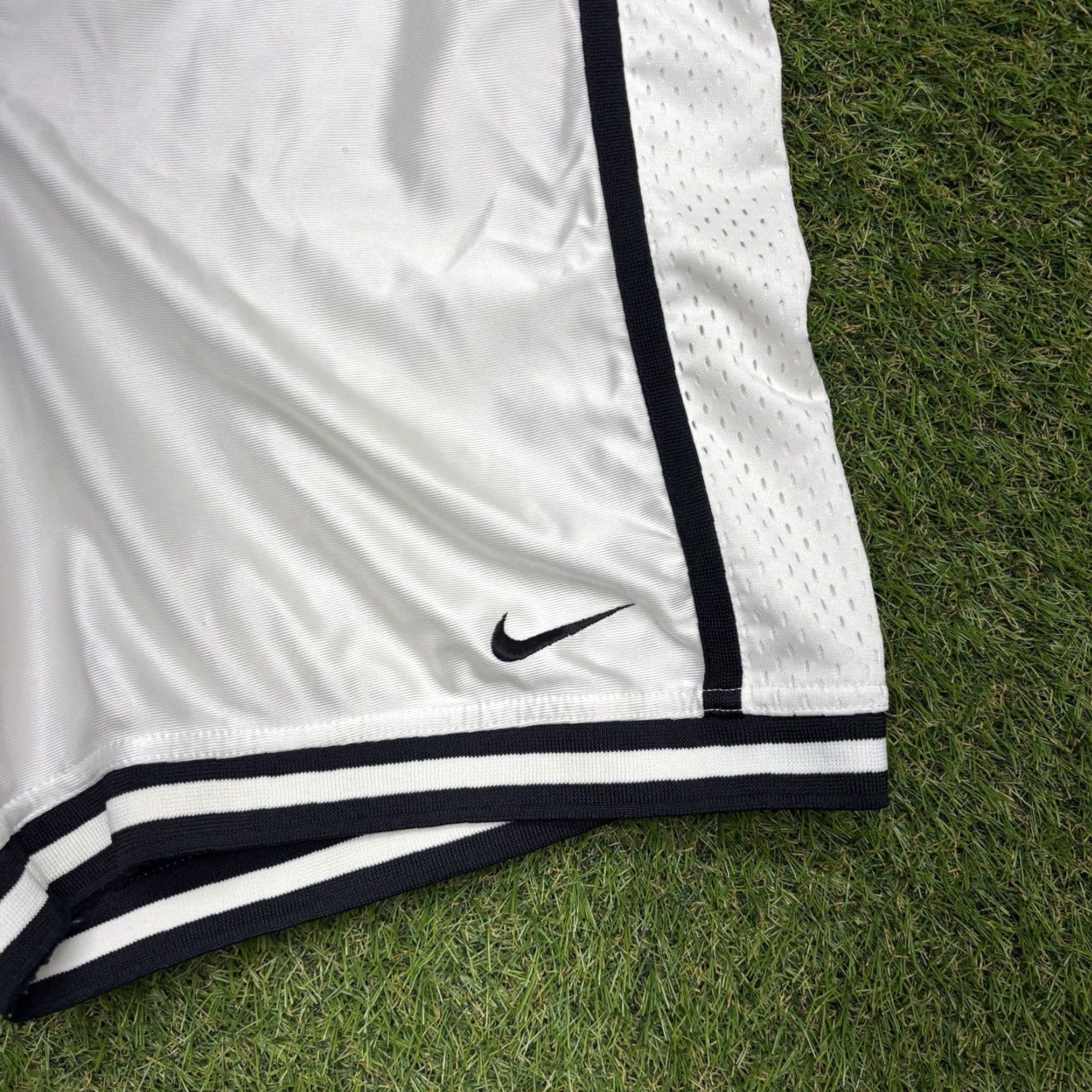 Nike VINTAGE Nike Shorts Mens L White Satin Lined 6" Inseam Basketball Dazzle Y2k Size US 33 - 3 Thumbnail