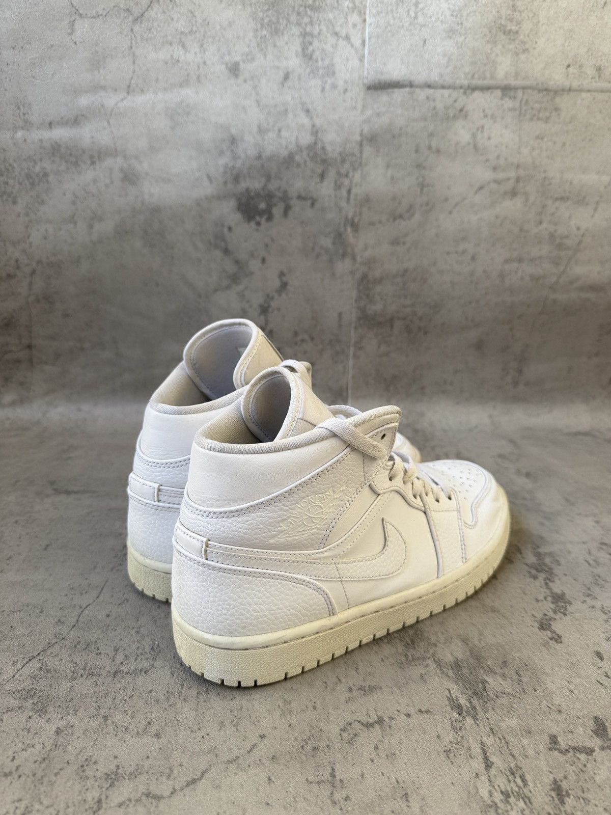 Nike NIKE AIR JORDAN 1 MID TRIPPLE WHITE Size US 8 / EU 41 - 3 Thumbnail
