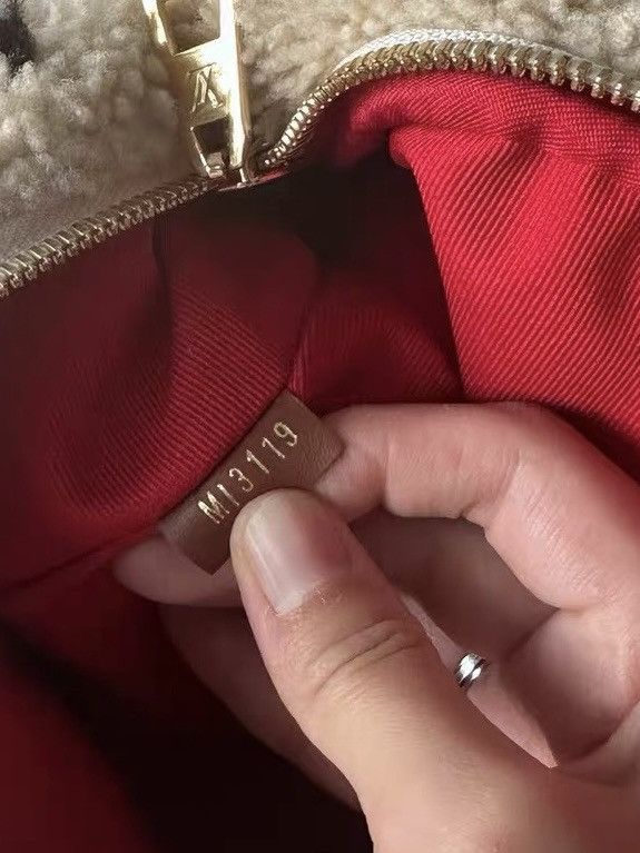 Louis Vuitton Louis Vuitton Teddy Fleece Shearling Monogram Waist Bumbag Size ONE SIZE - 10 Thumbnail