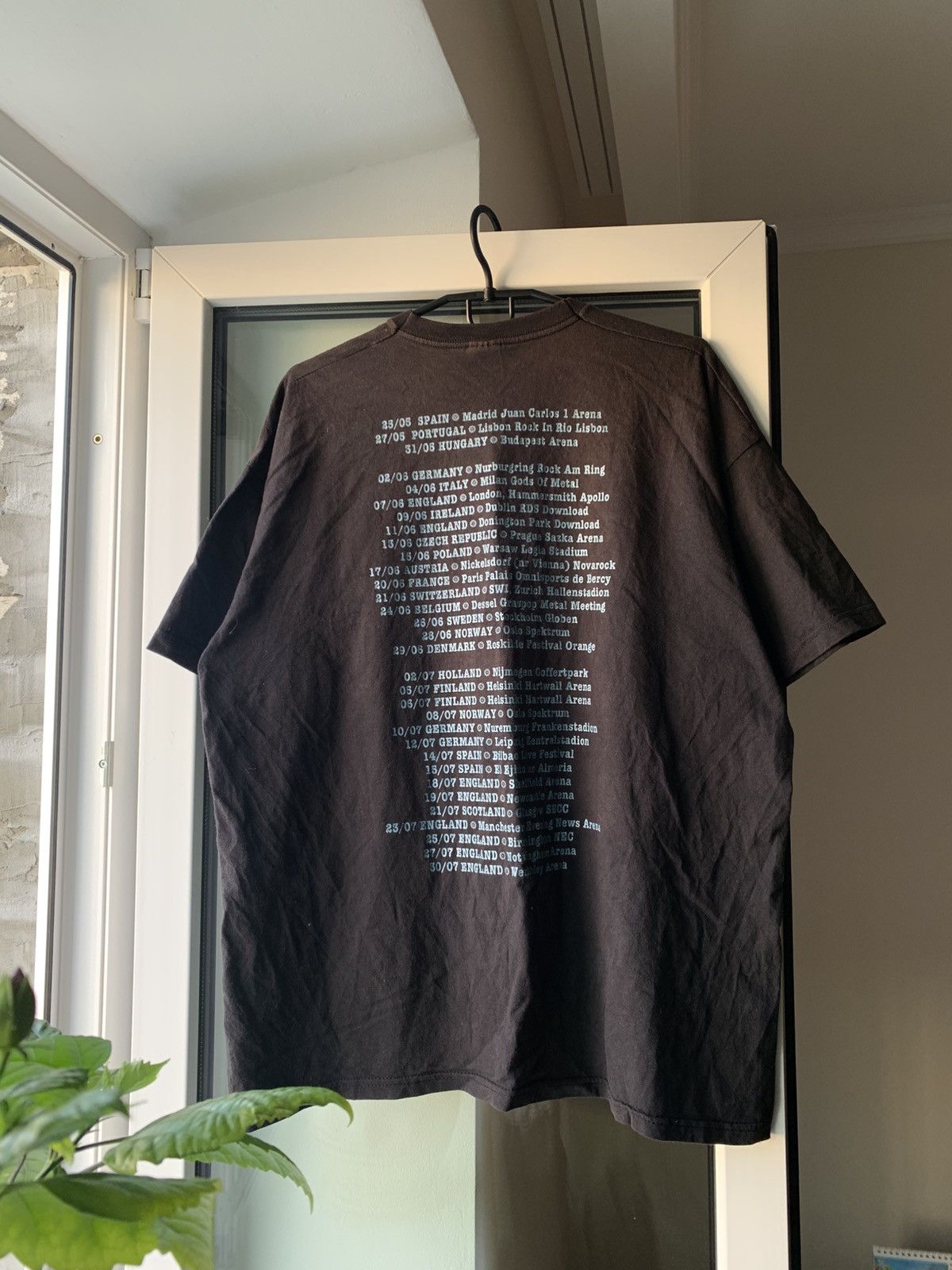 Band Tees 🔥VINTAGE GUNS N ROSES 2006 EUROPEAN TOUR PISTOLS T-SHIRT Size US XL / EU 56 / 4 - 5 Thumbnail