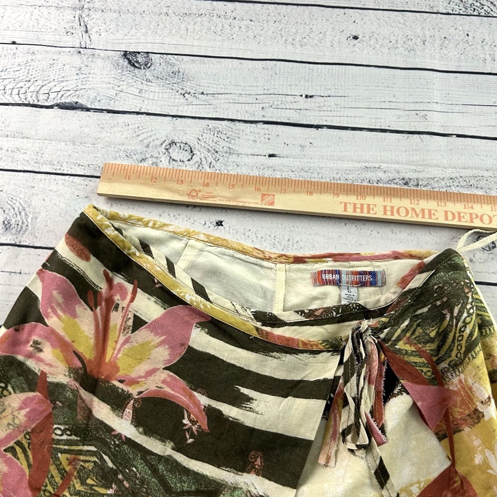 Urban Outfitters VINTAGE Urban Outfitters Floral Wrap Viscose Shorts Women L Beige Green Wrap Floral Viscose Shorts Women L Green Women Size 36" / US 14 / IT 50 - 4 Thumbnail