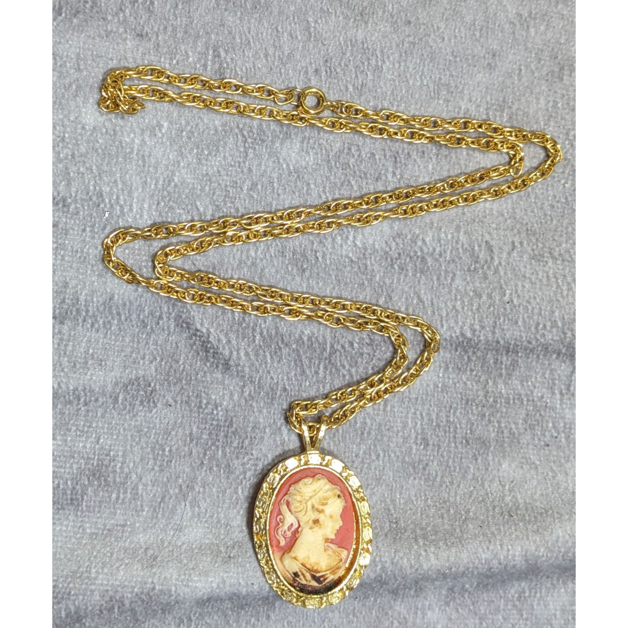 Other Vintage Cameo Pendant Necklace With Ornate Chain & Intricate Size ONE SIZE - 4 Thumbnail