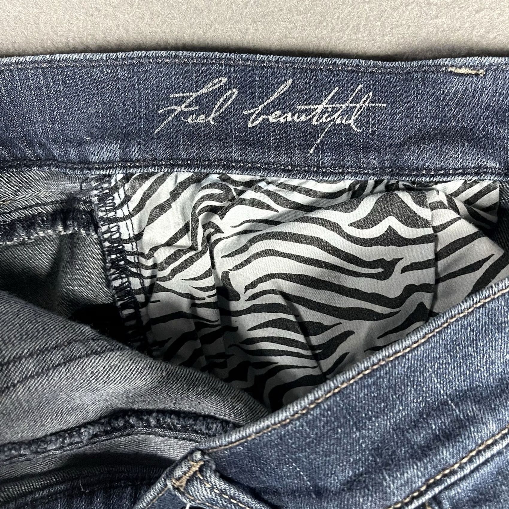 White House Black Market White House Black Market Jeans Womens 6 Slim Crop Denim Dark Wash 30 Inseam 22 Inseam 5-Pocket Size 28" / US 6 / IT 42 - 4 Thumbnail
