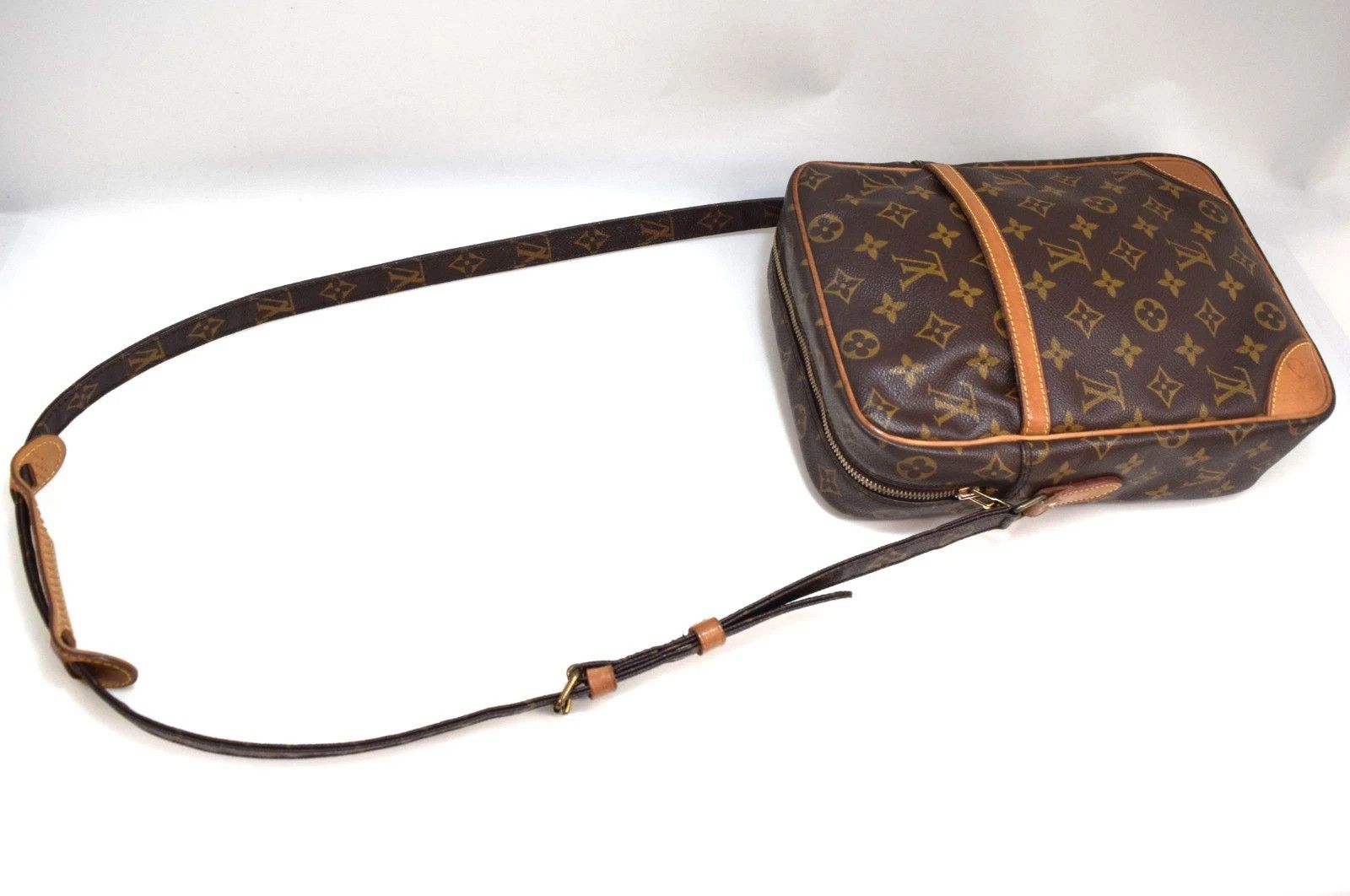 Louis Vuitton Louis Vuitton Danube GM Crossbody Bag Monogram Canvas M45262 Size ONE SIZE - 4 Thumbnail