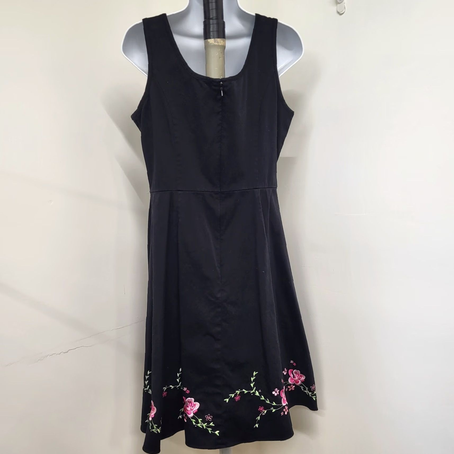 Vintage Amanda Smith Dress Women Size 10P Black Sleeveless Floral Embroidered Pink Trim Dress Size L / US 10 / IT 46 - 4 Thumbnail