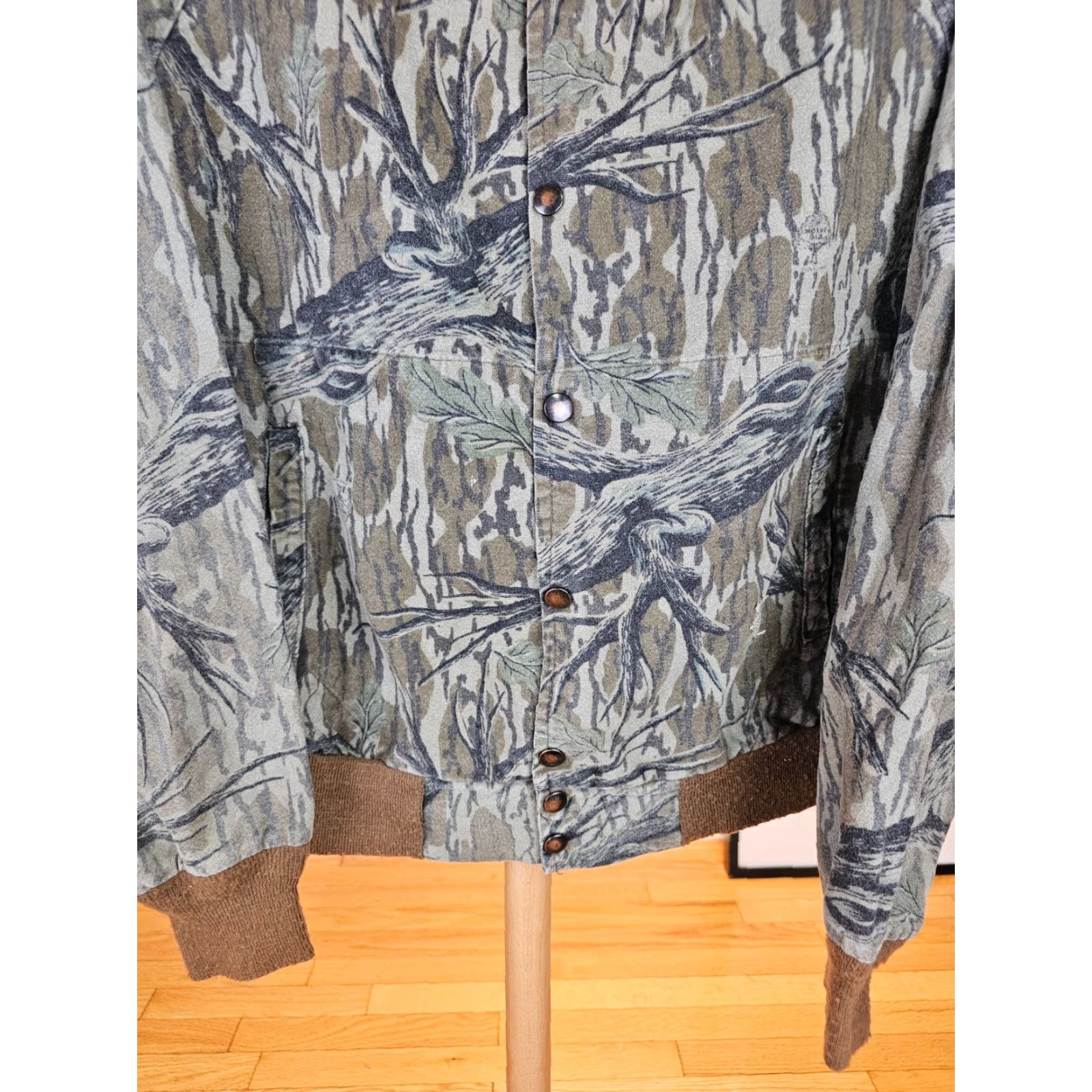 Vintage VINTAGE MOSSEY OAK BOMBER JACKET Mens Size XL CAMO TREE Cotton Lined Made in USA 90s Cross Chest 27 Neck to Cuff 32 Top to Bottom 25 Size US M / EU 48-50 / 2 - 3 Thumbnail