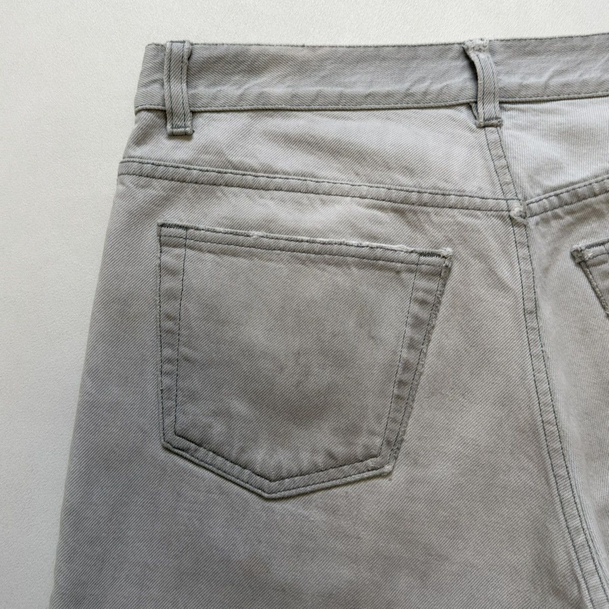 Helmut Lang OG ‘Thrashed’ Gray Cut Off Jean Shorts Size US 32 / EU 48 - 15 Thumbnail