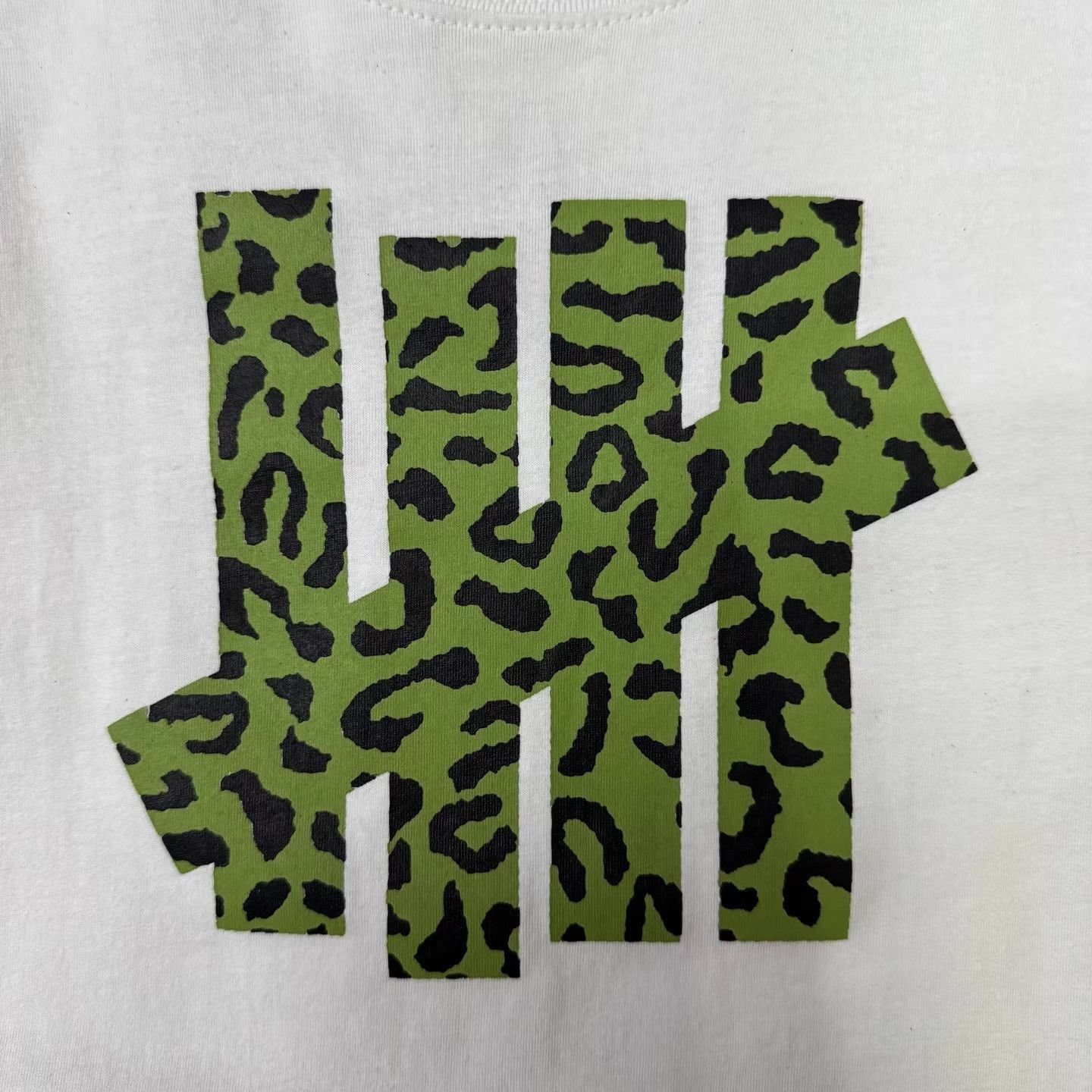 Undefeated UNDEFEATED Green Leopard Print White T-Shirt Q10 Size US S / EU 44-46 / 1 - 3 Thumbnail