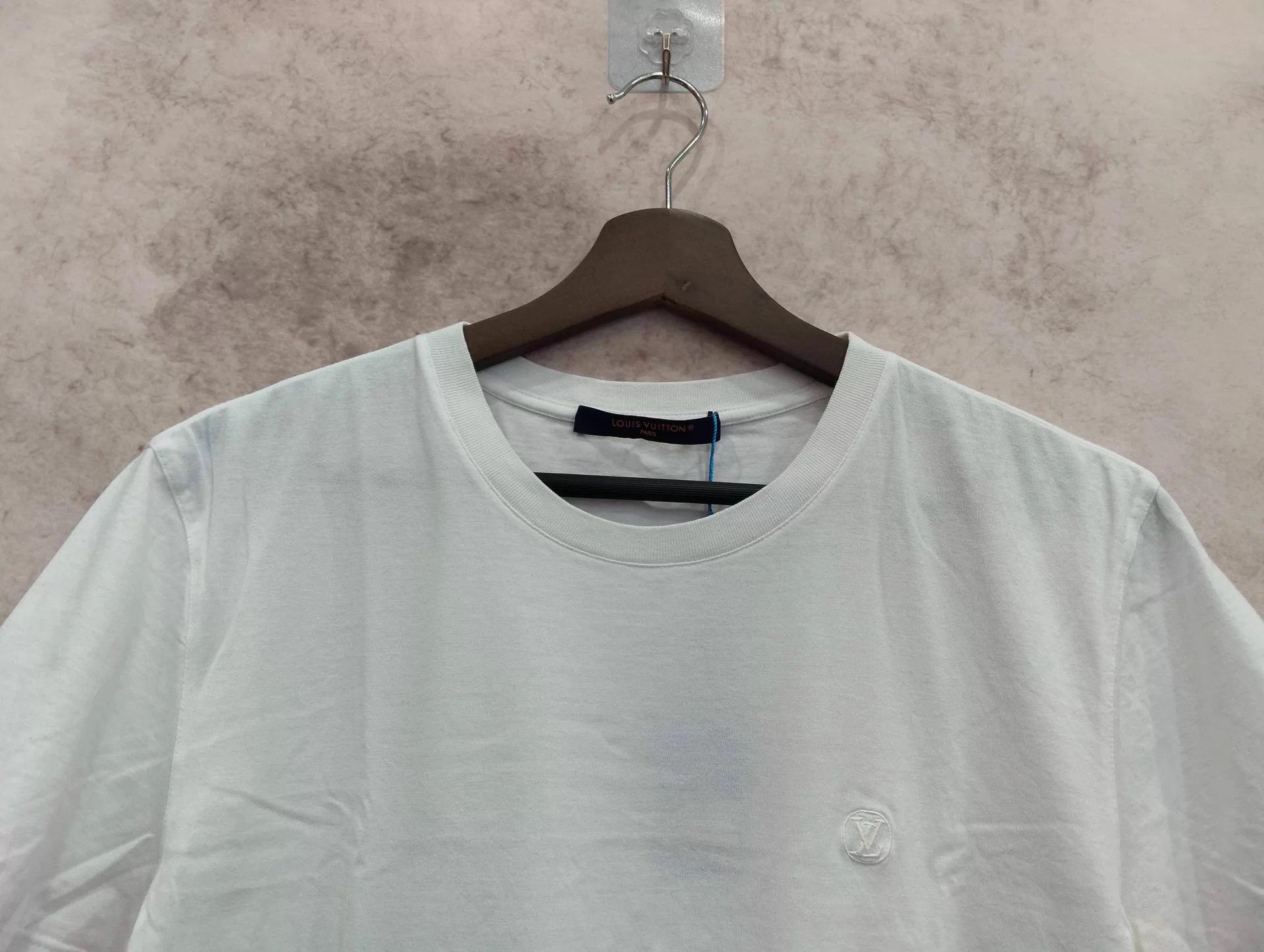 Louis Vuitton LV white chest logo short sleeve M Size US M / EU 48-50 / 2 - 6 Thumbnail