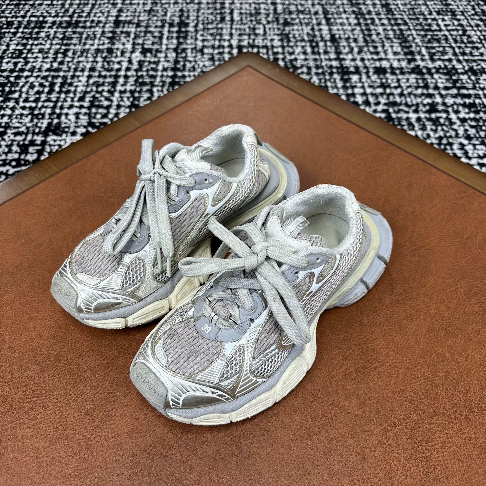 Balenciaga Balenciaga White Lowtop Sneakers 6 Men Size US 6 / EU 39 - 1 Thumbnail