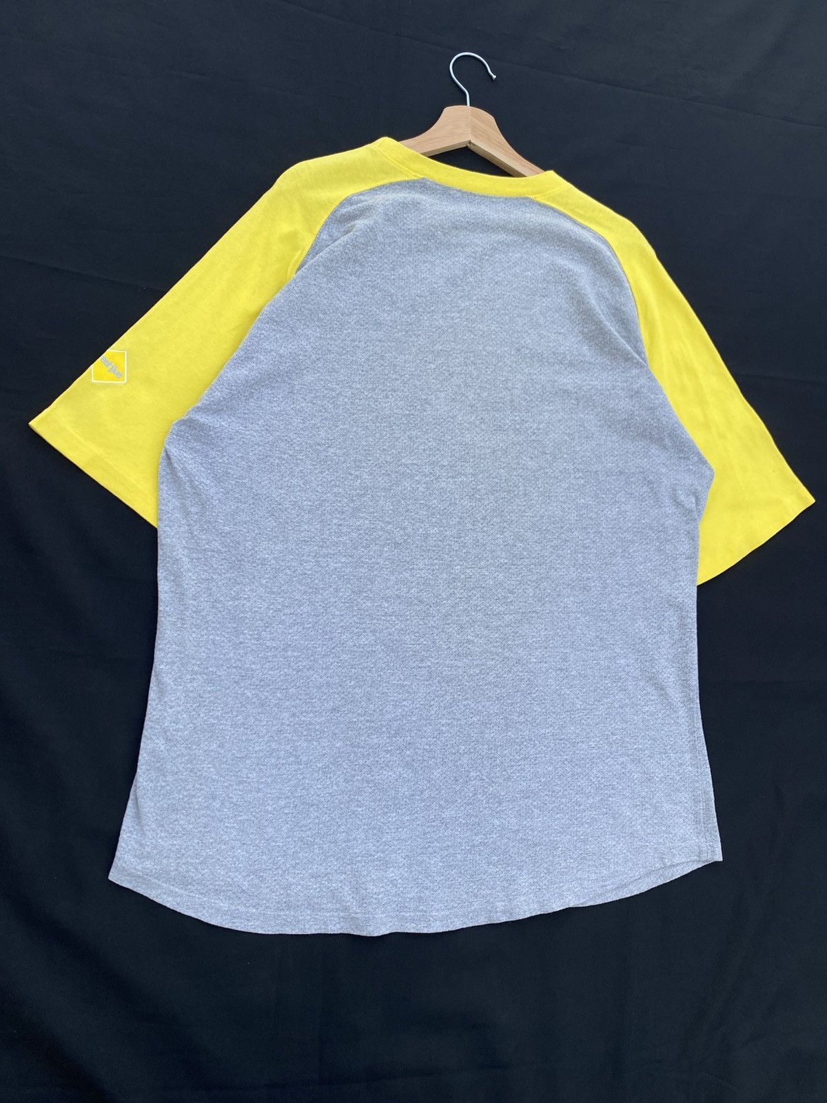 Freshjive Rare Vintage 90s Freshjive Centre Logo Tshirt Size US L / EU 52-54 / 3 - 17 Thumbnail