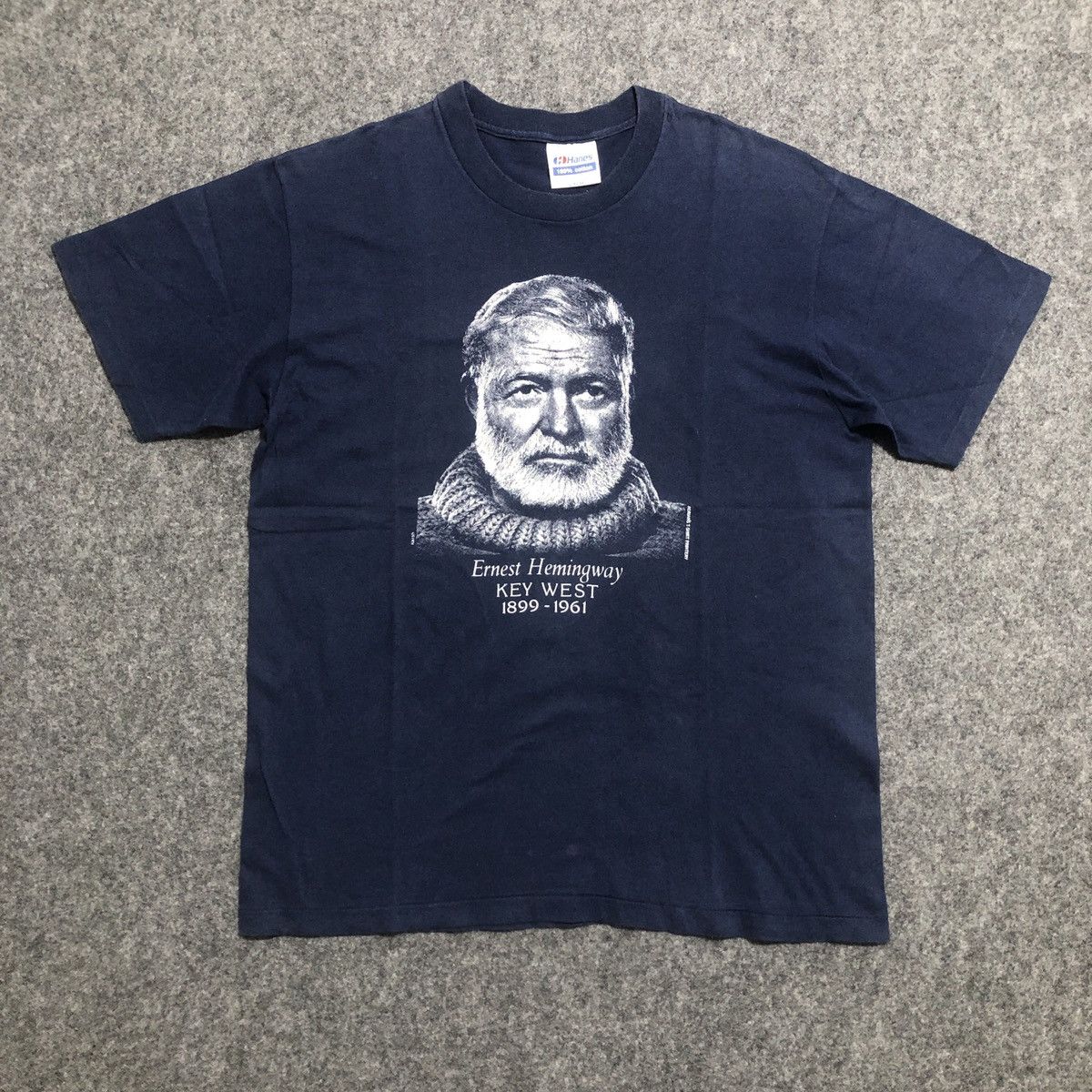 Vintage Vintage 90s Ernest Hemingway T-Shirt Size US L / EU 52-54 / 3 - 1 Thumbnail