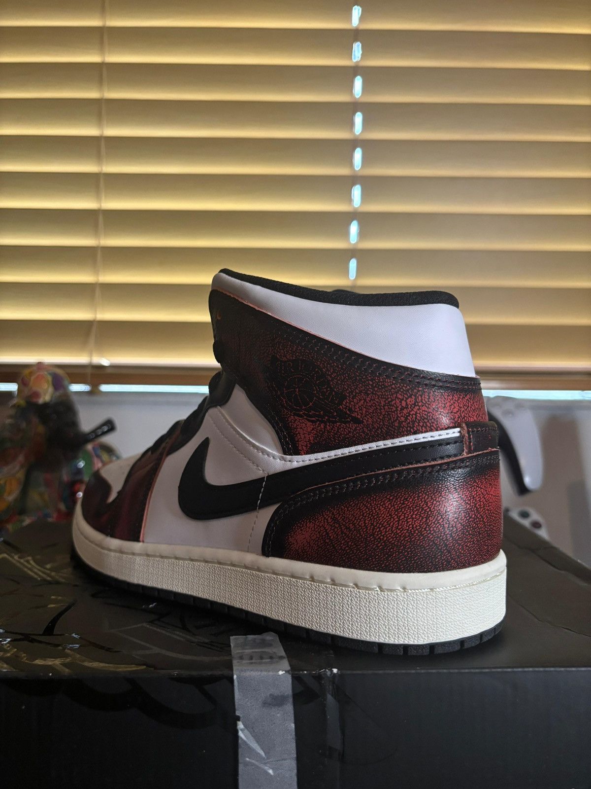 Jordan Brand Air Jordan 1 Mid SE 'Wear-Away' Size US 11 / EU 44 - 2 Thumbnail