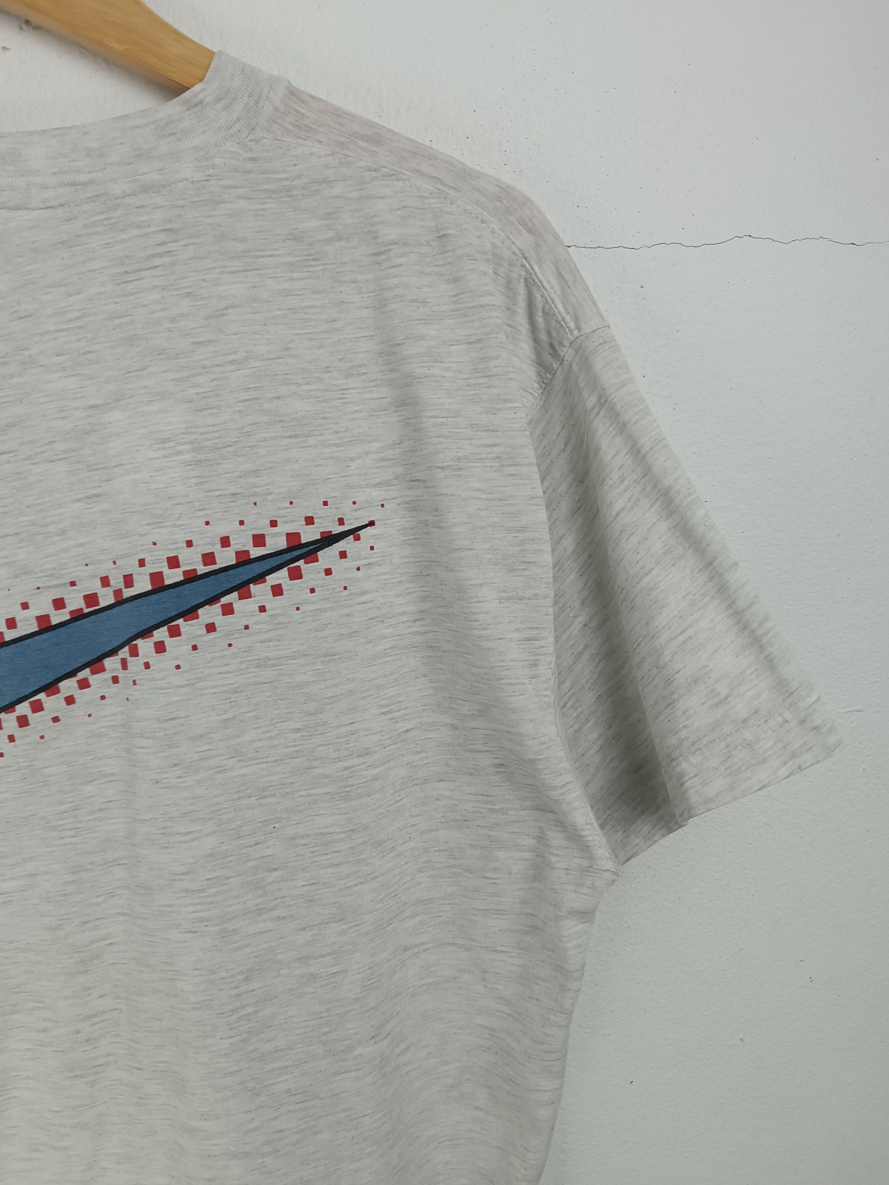 Nike VINTAGE 90'S NIKE SWOOSH CRAZY BACKHIT TEE Size US L / EU 52-54 / 3 - 10 Thumbnail