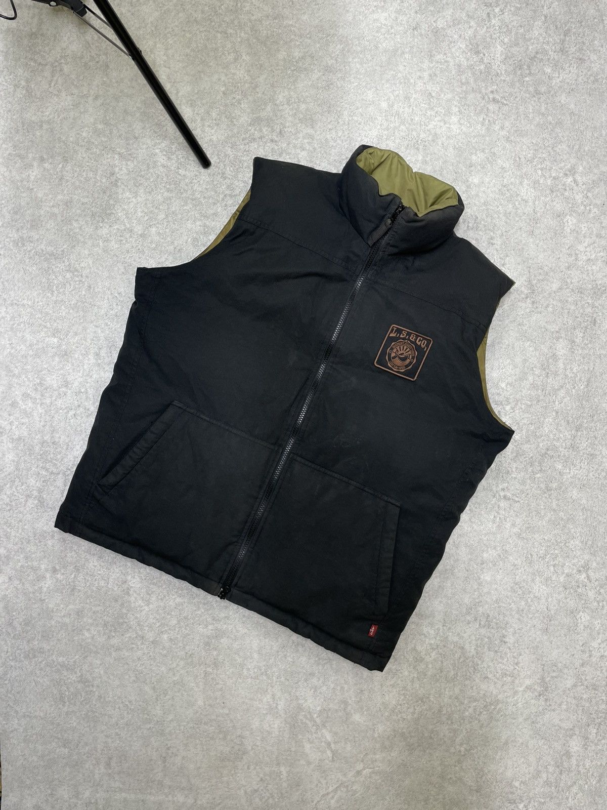 Black Red Tab Large Levi’s Puffer Vest USA Streetwear Style