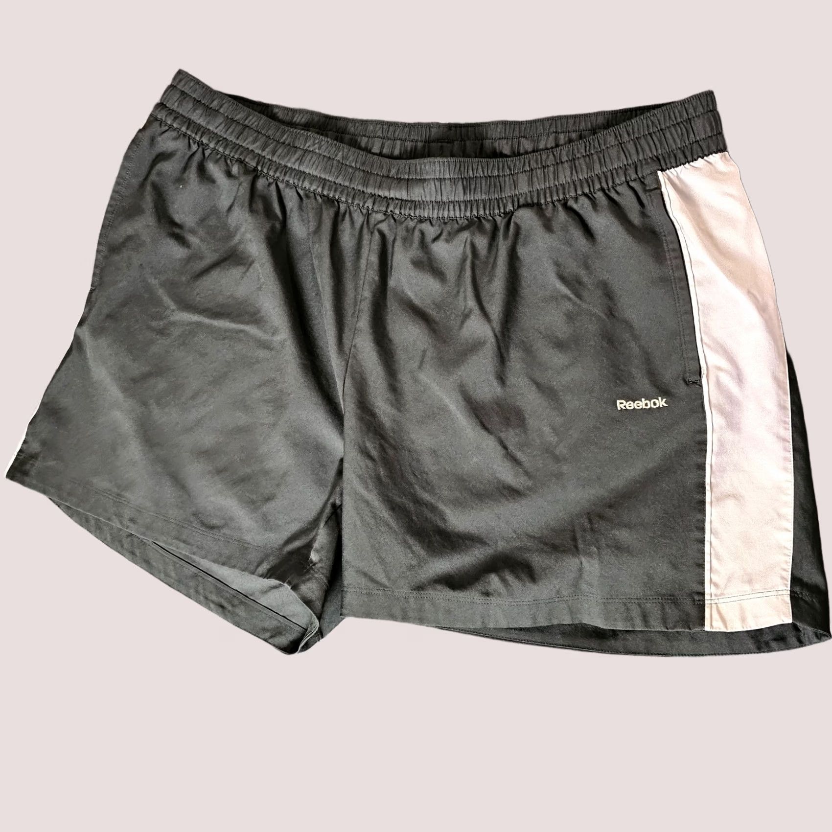 Reebok Reebok Shorts Women 2XL Black Polyester Gym Training Running Workout Lightweight Athletic Breathable Drawstring Inseam 4 in Mens Womens Girls Boys Size 40" / US 18 - 1 Thumbnail