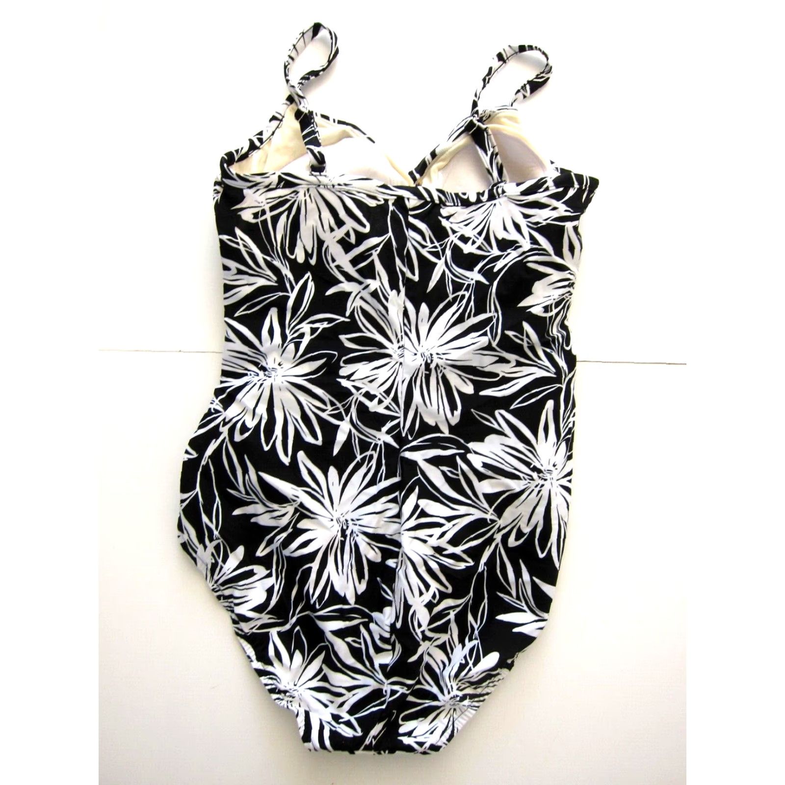 Croft & Barrow Croft & Barrow Black White Floral Slimming Built In Bra One Piece Swimsuit 12 Size ONE SIZE - 2 Thumbnail