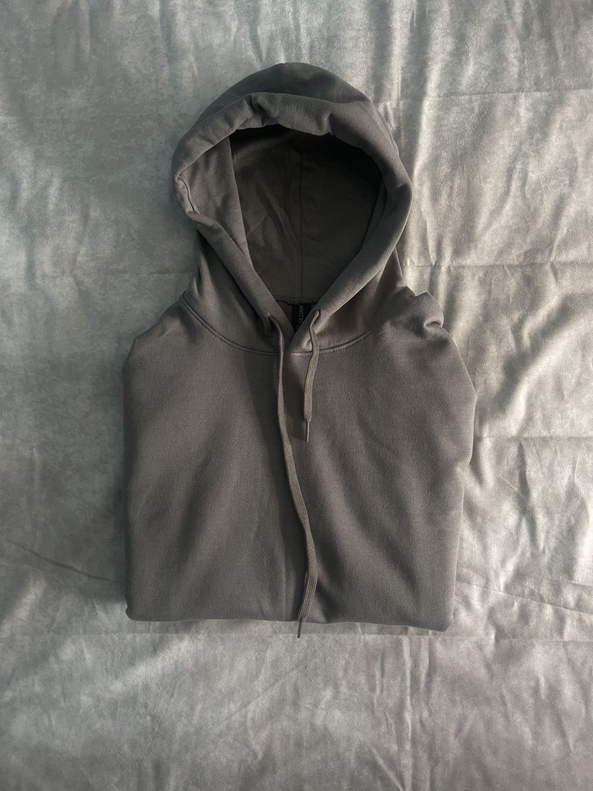 Gildan Minimal gray hoodie – clean & versatile Size US M / EU 48-50 / 2 - 1 Thumbnail